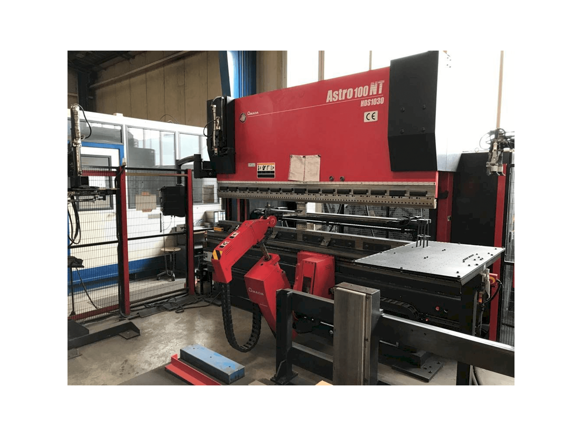Vista frontale della macchina AMADA Astra 100-NT HDS-1030NTR