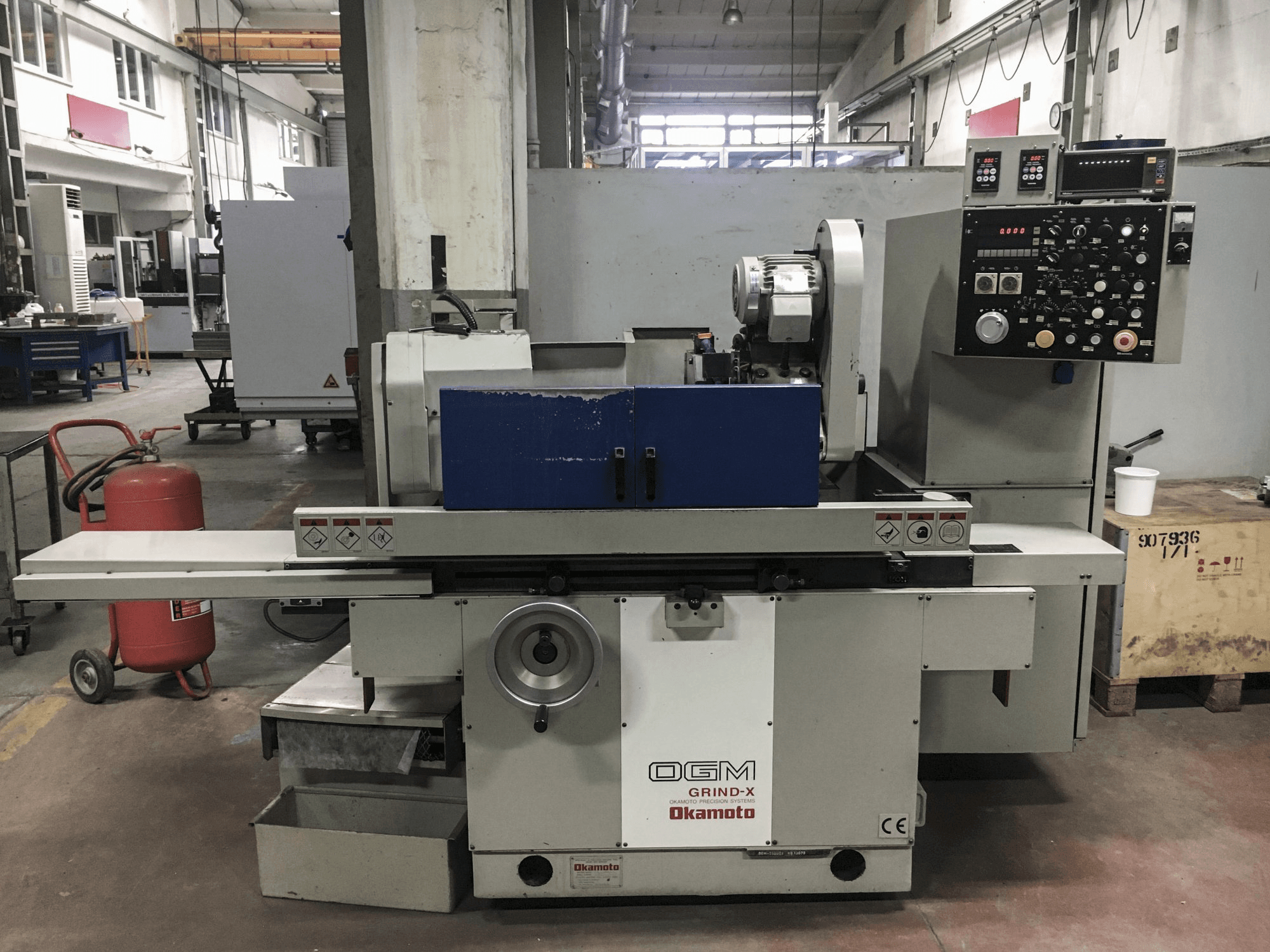 Vista frontale della macchina OKAMOTO OGM-250UDX