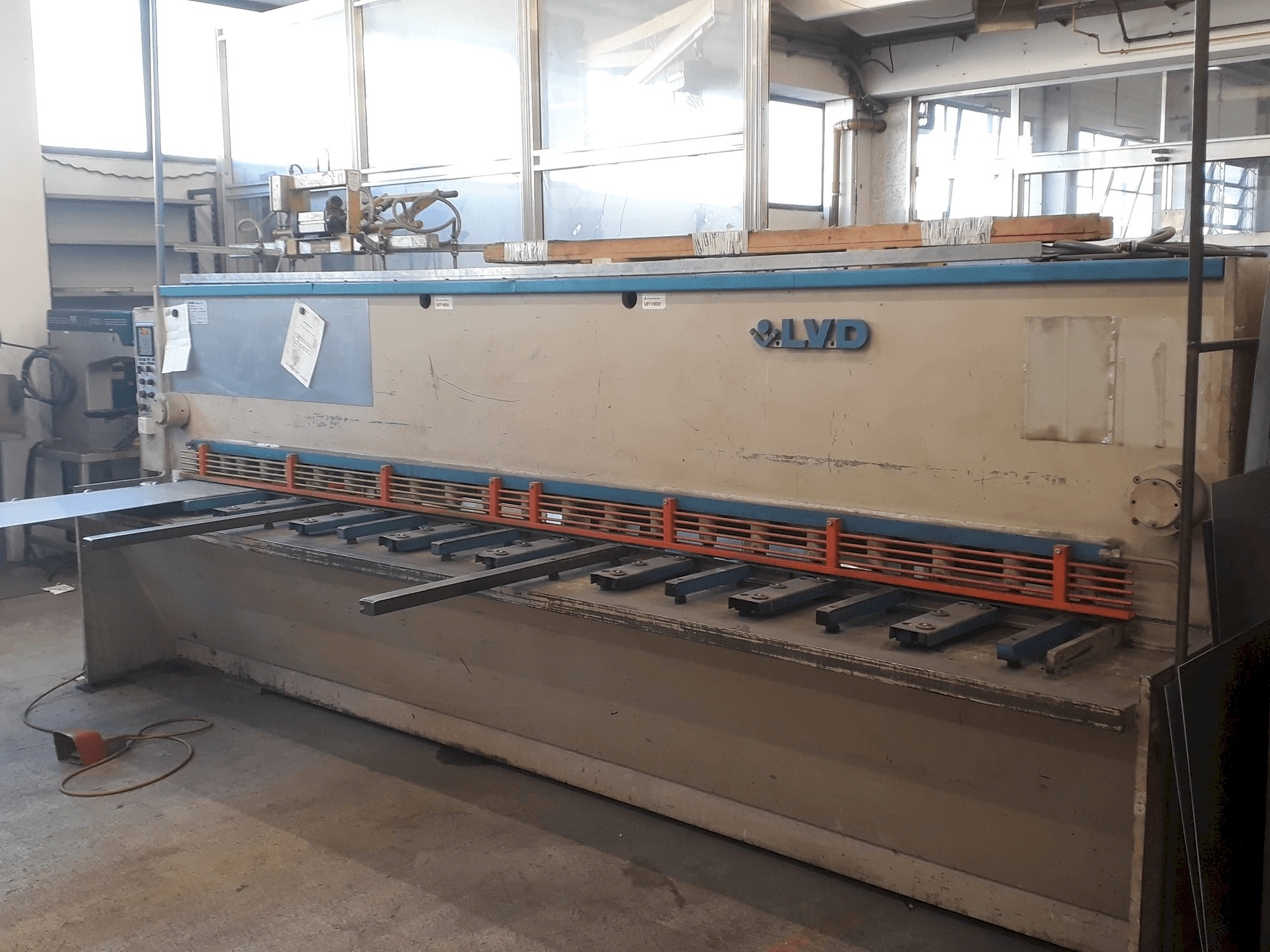 Vista frontale della macchina LVD HST 40/6