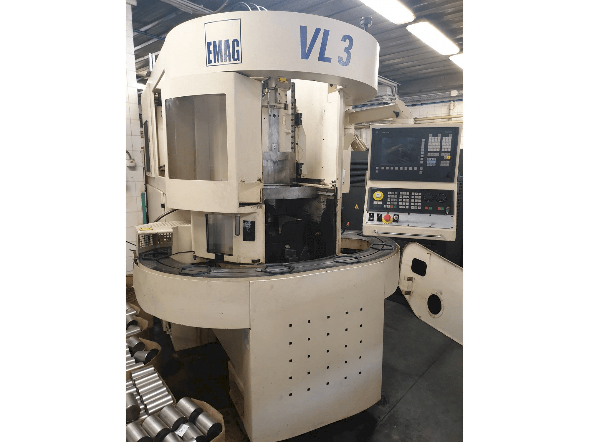 Vista frontale della macchina EMAG VL 3