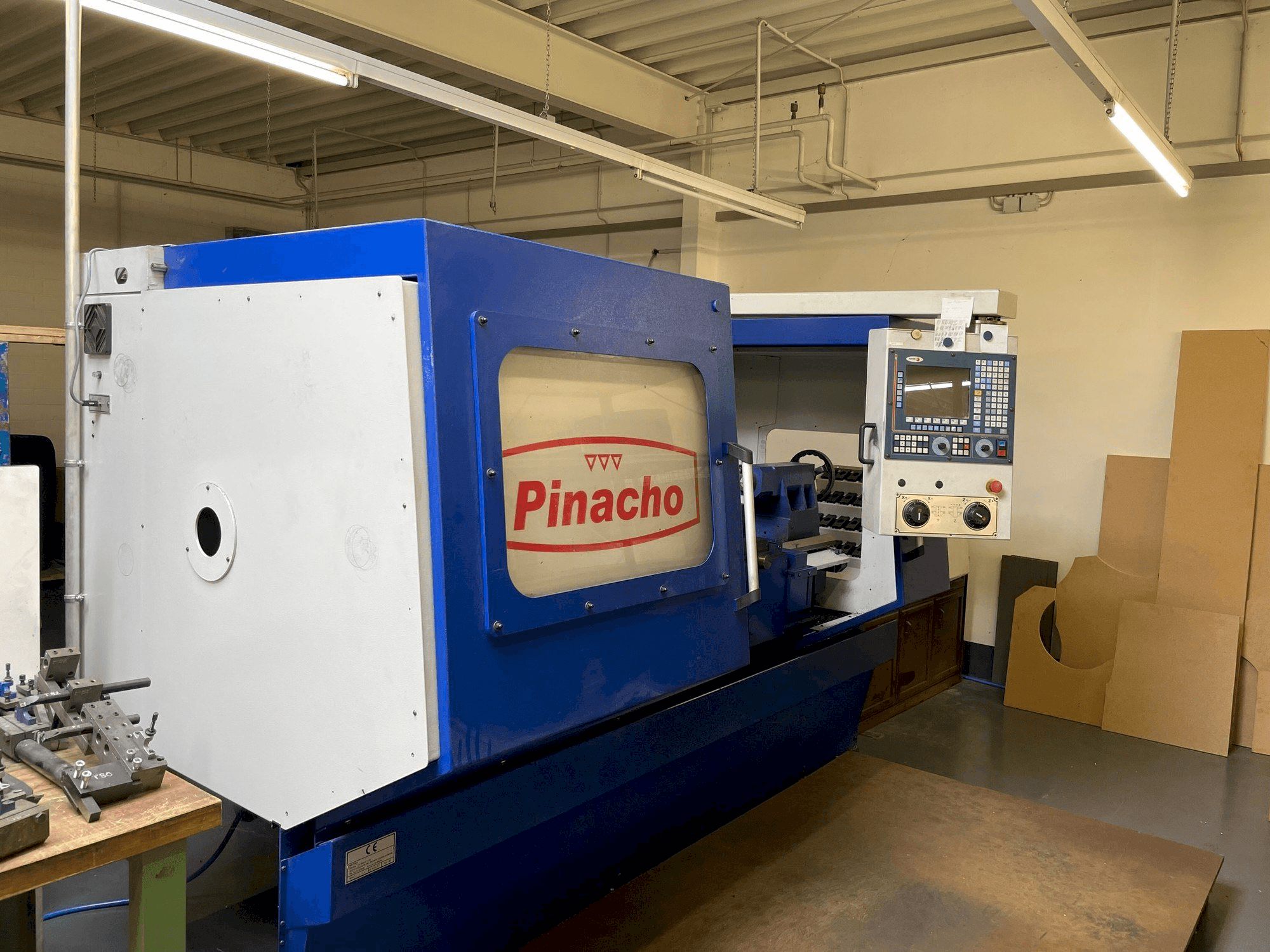 Vista frontale della macchina Pinacho CNC 260