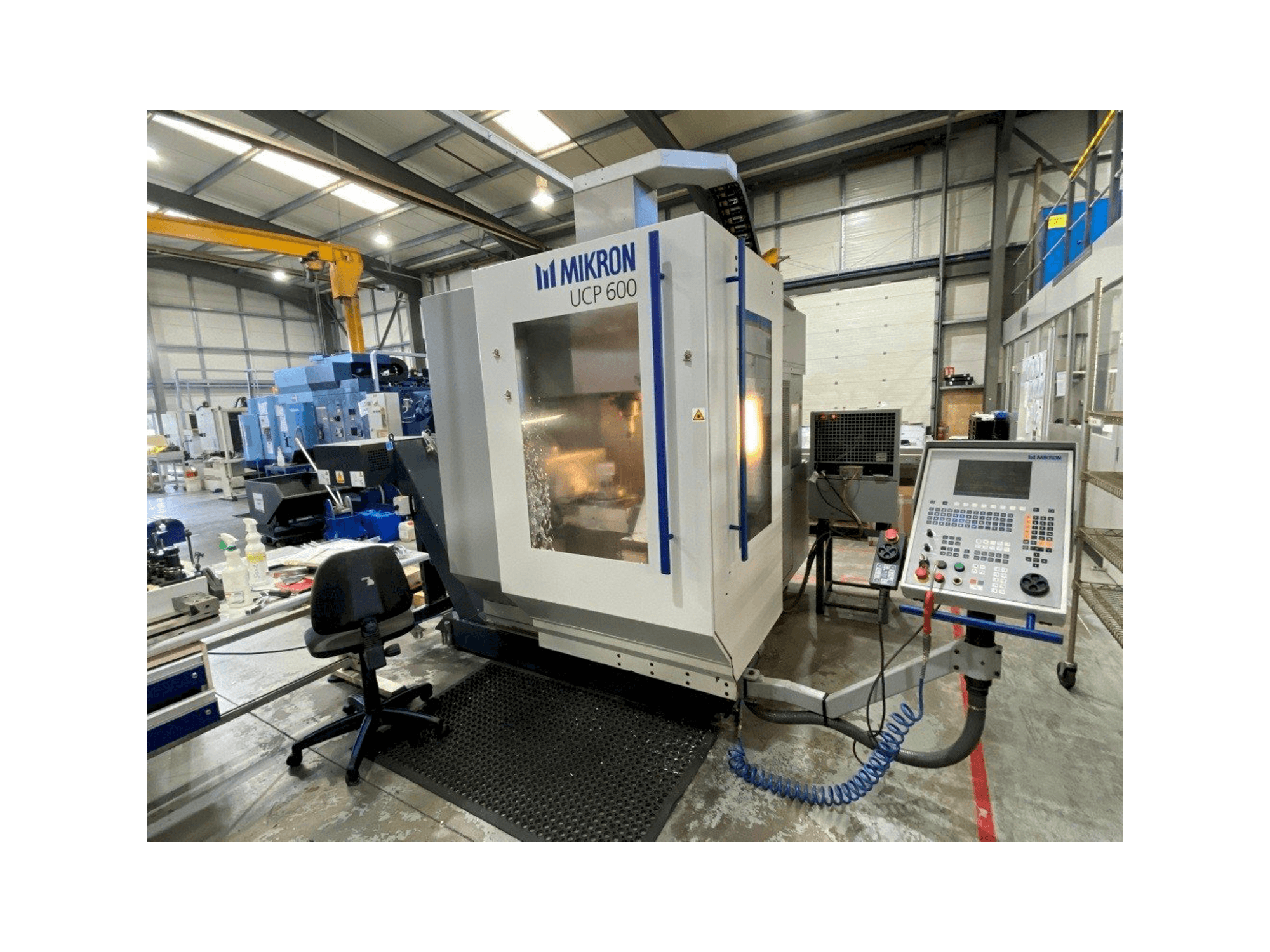 Vista frontale della macchina MIKRON UCP 600