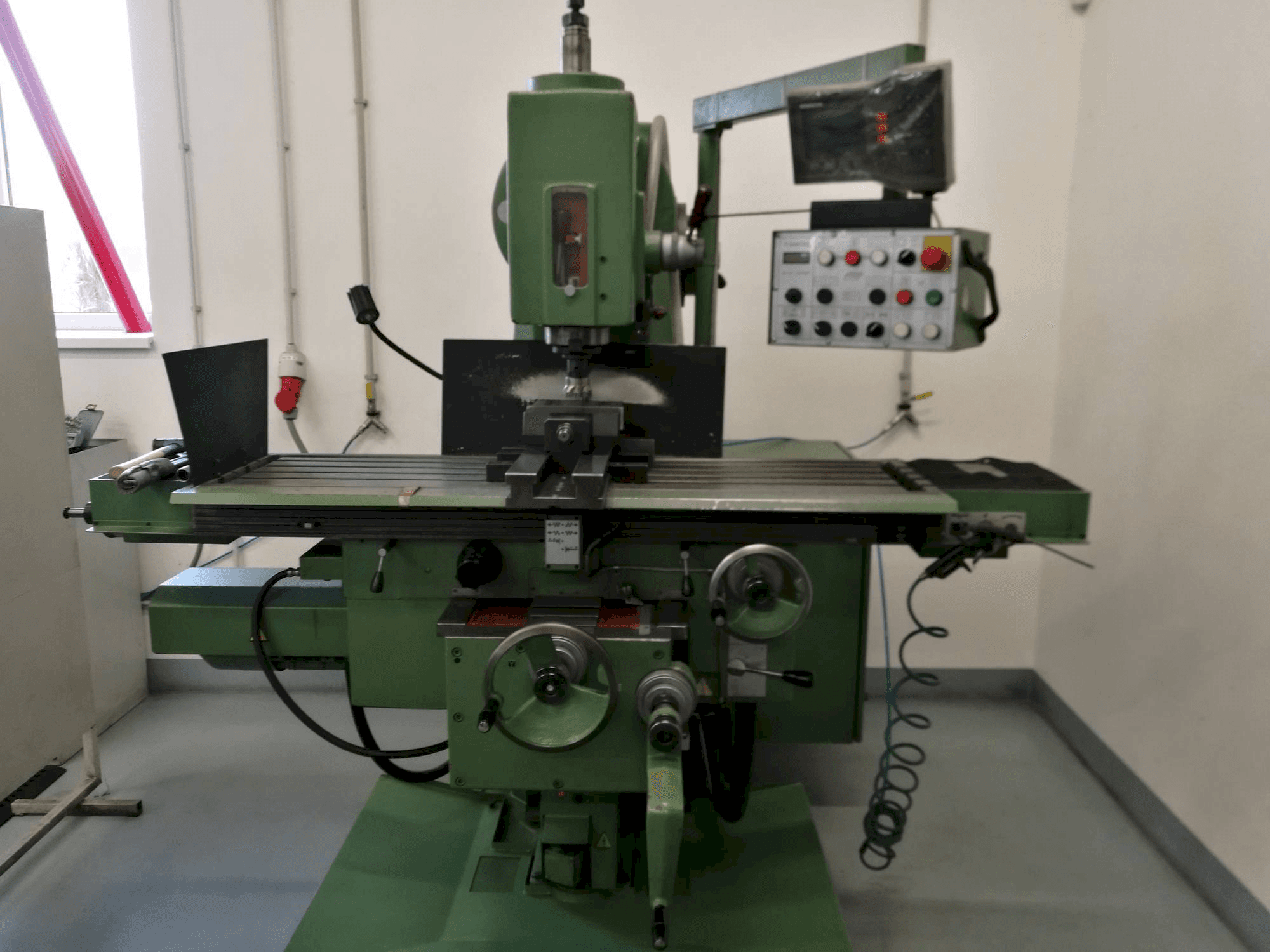 Vista frontale della macchina TOS FGV 32