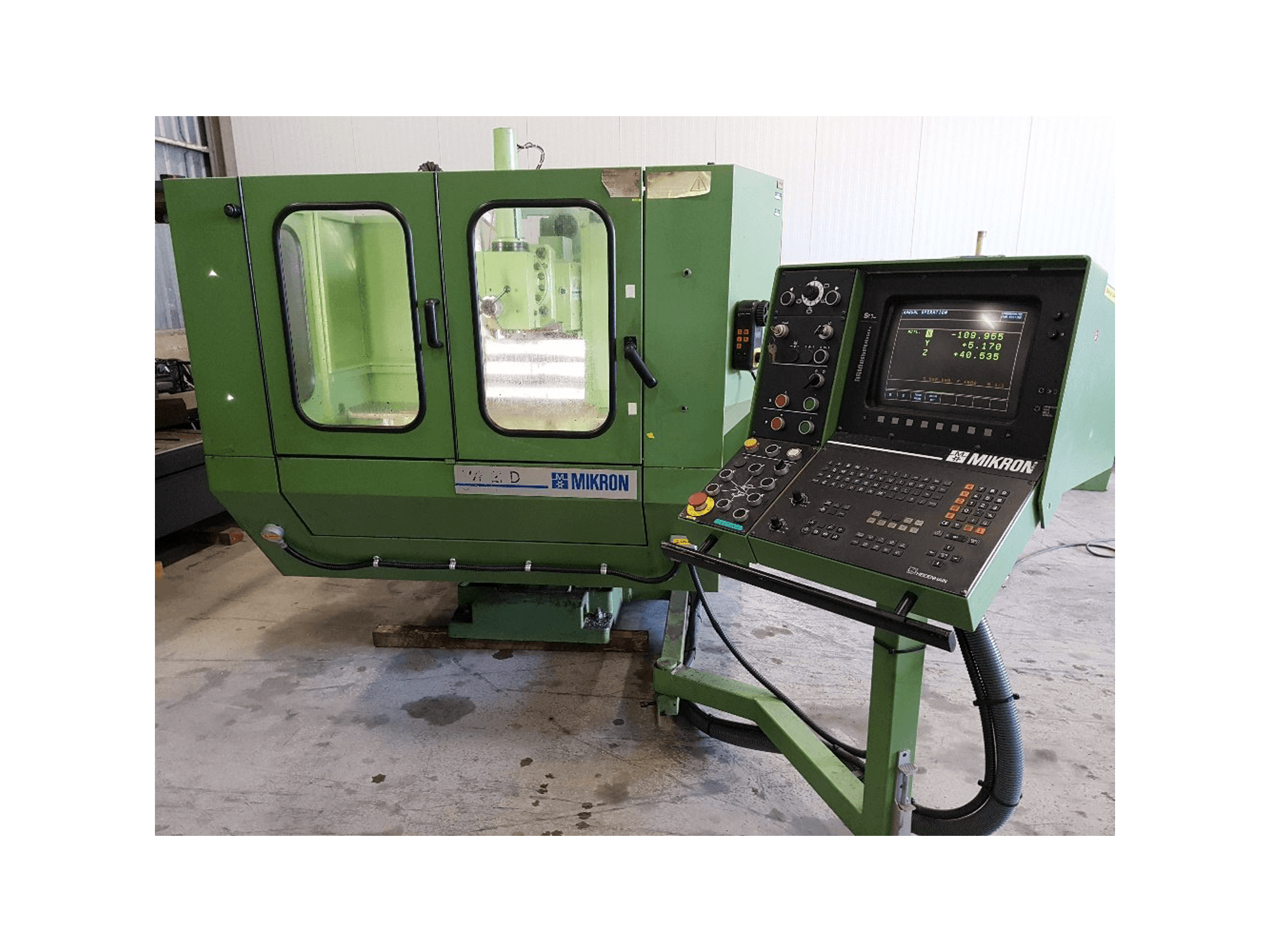 Vista frontale della macchina Mikron WF 21-D