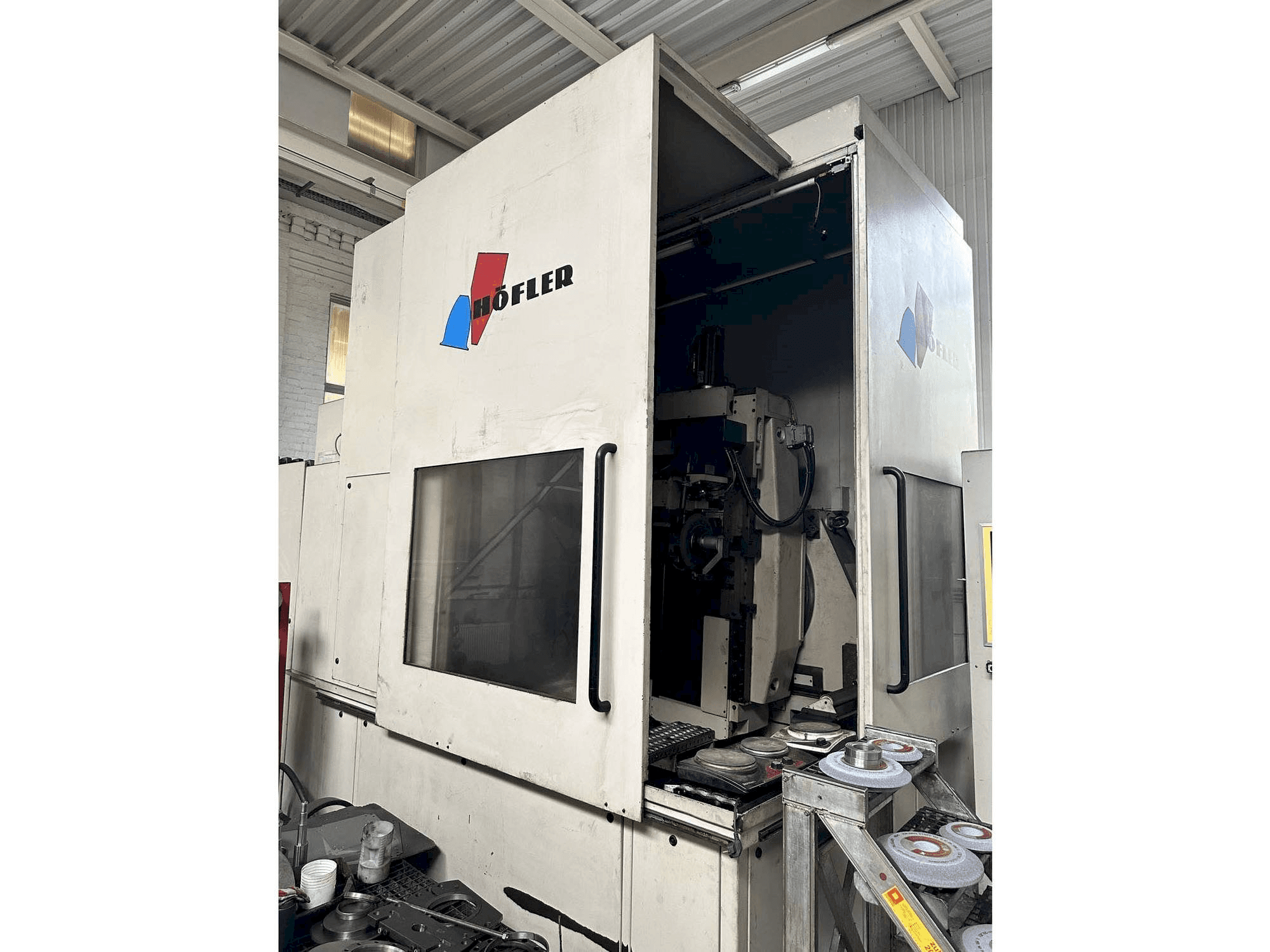 Vista frontale della macchina HOFLER NOVA CNC 1000