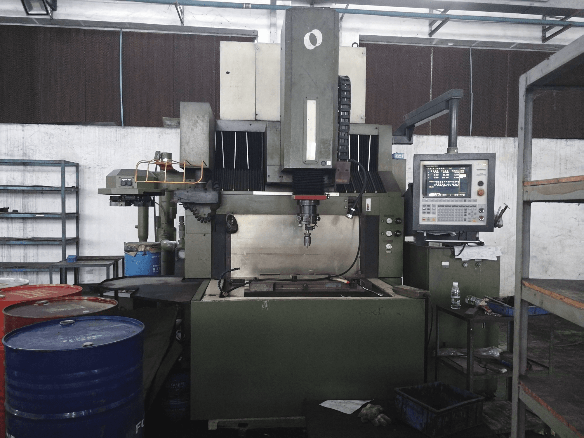 Vista frontale della macchina Makino EDNC65