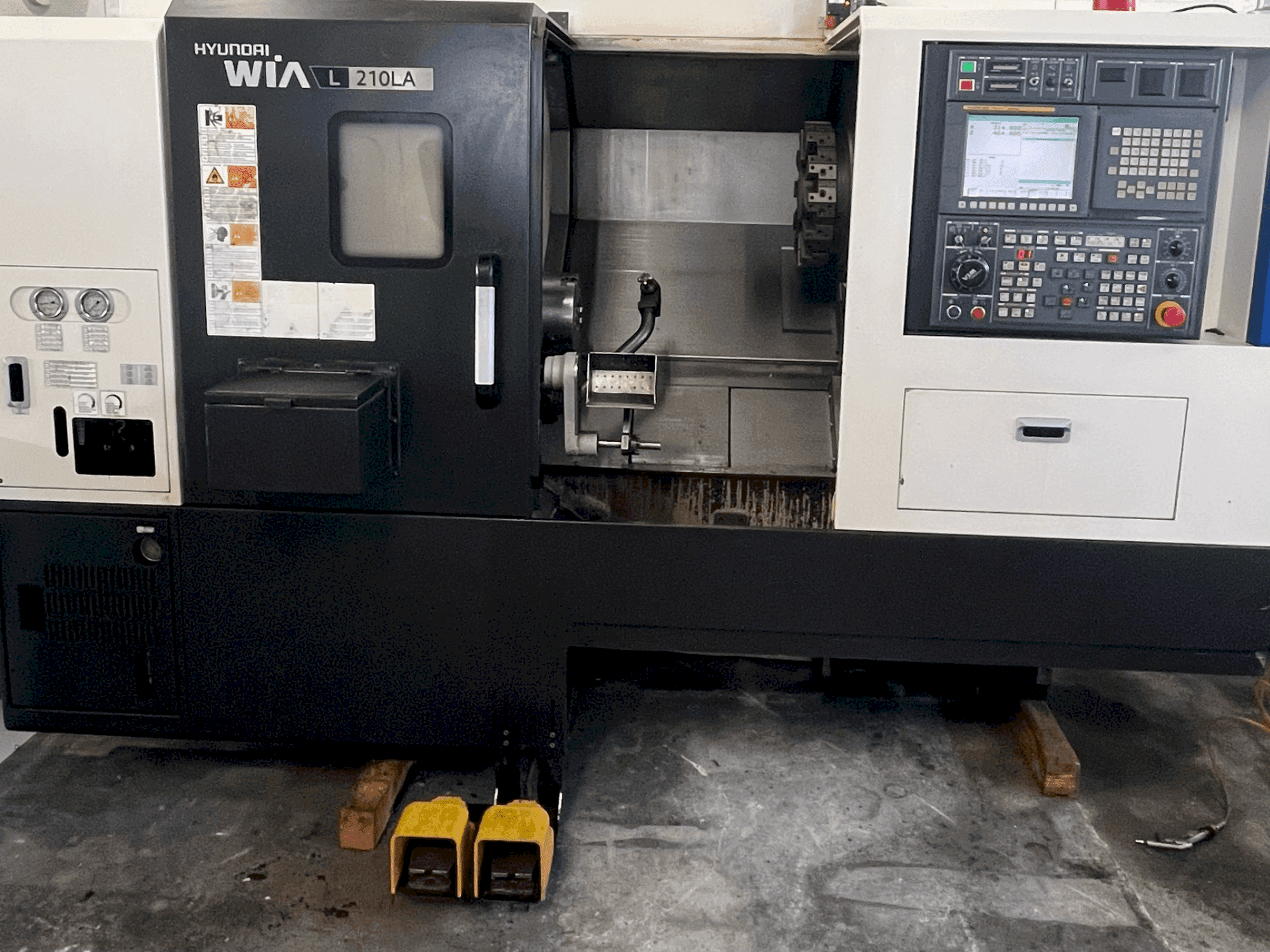 Vista frontale della macchina HYUNDAI KIA L 210LA