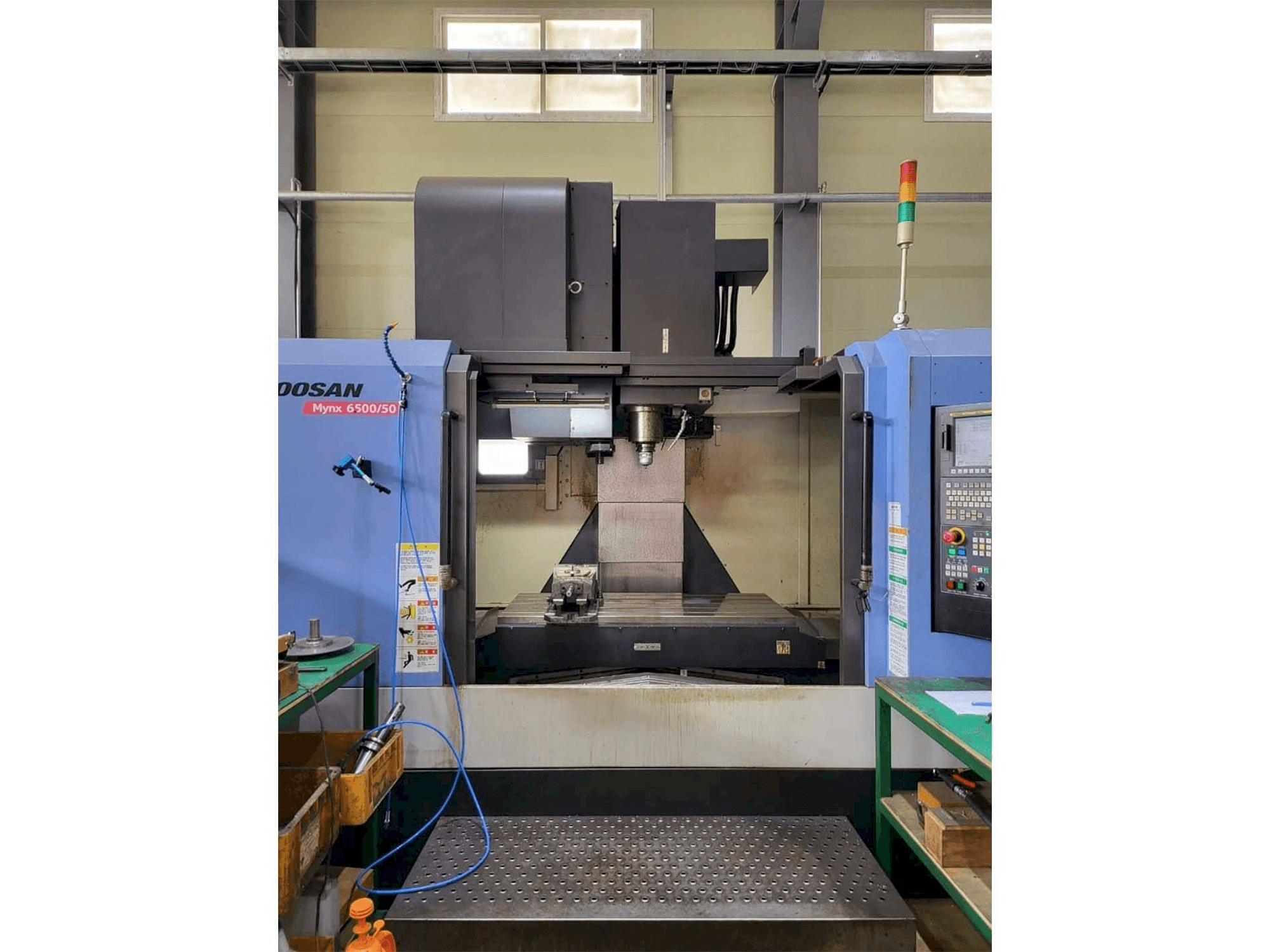 Vista frontale della macchina Doosan MYNX 6500/50