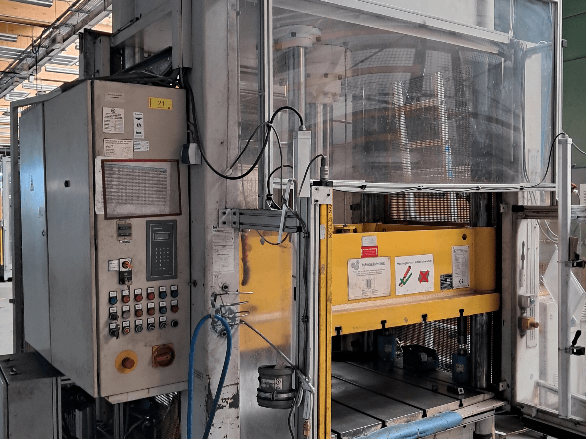Pressa per metalli, marca “Altra”, modello 4 SPY 60 SO, raffigurata in vista frontale con pannello di controllo ed etichette di sicurezza visibili.