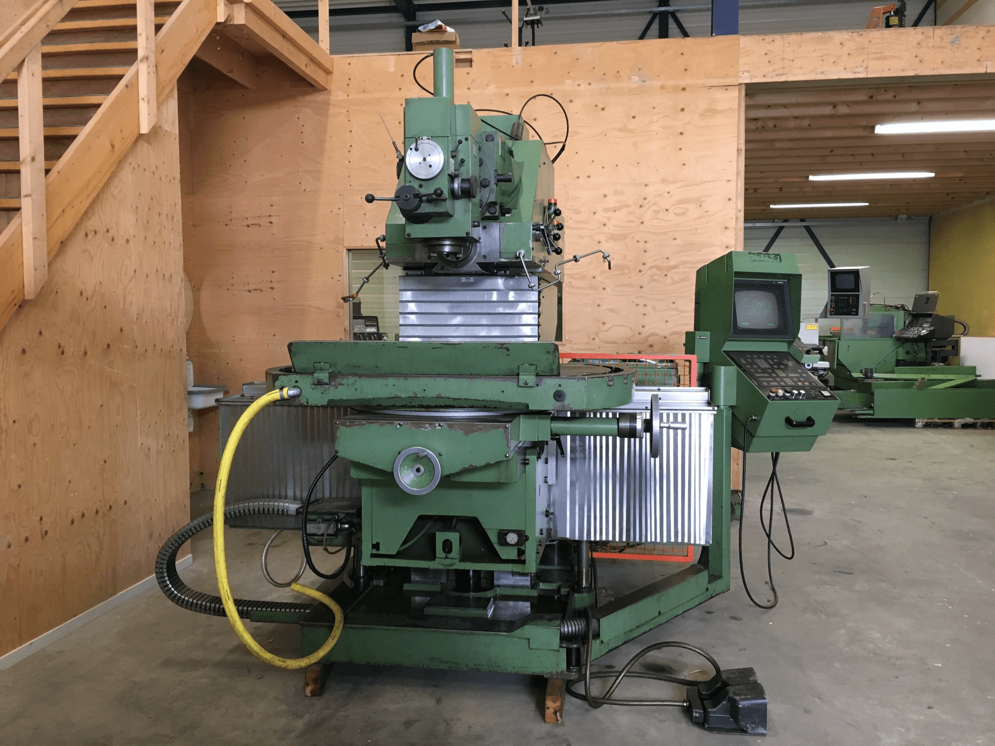 Vista frontale della macchina Maho MH 1000 C