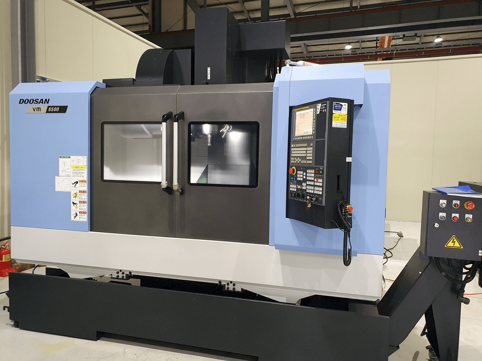 Vista frontale della macchina Doosan VM6500