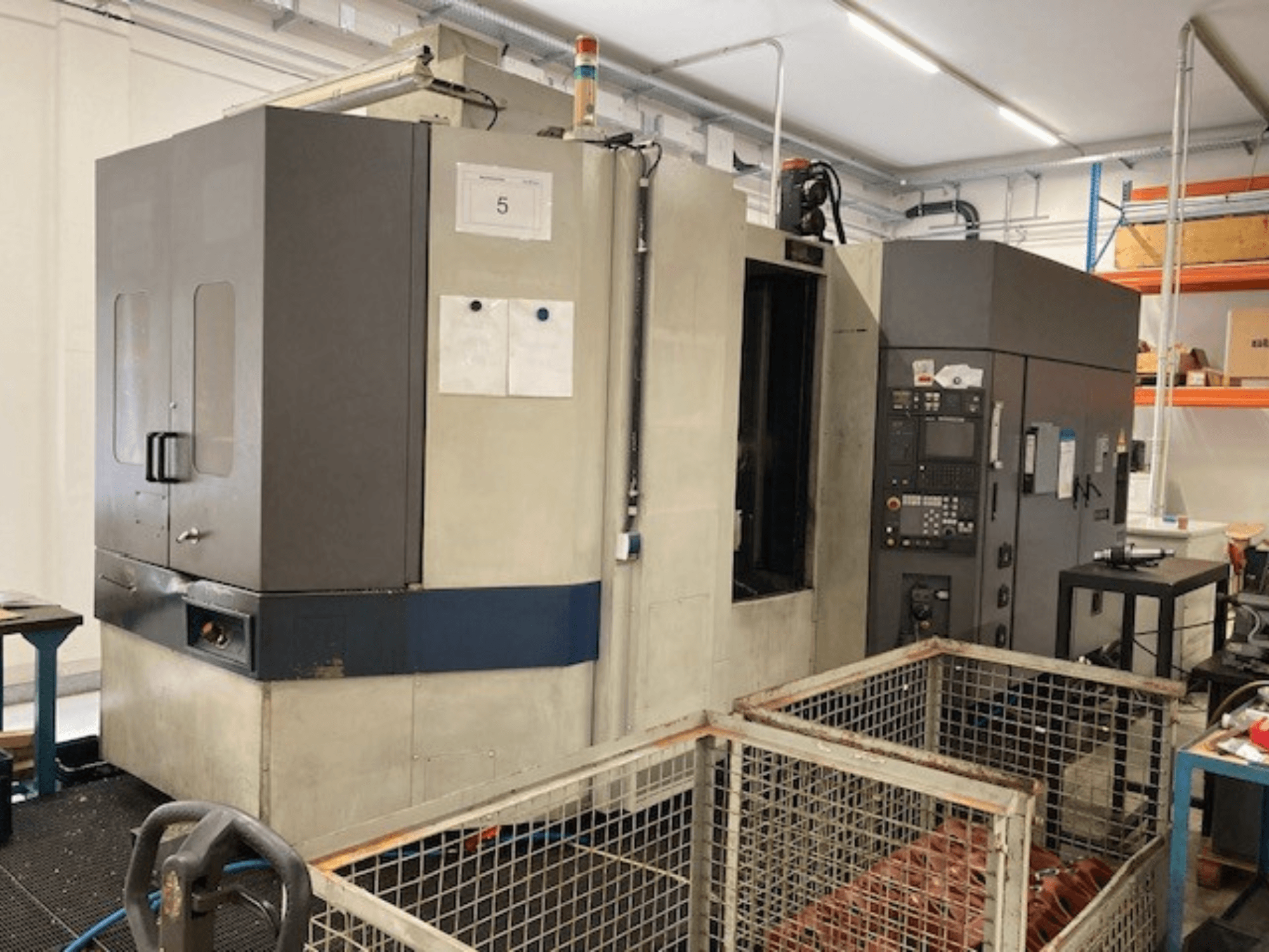 Centro di lavoro orizzontale MORI SEIKI SH633, vista frontale, con pannello di controllo e funzioni di sicurezza.
