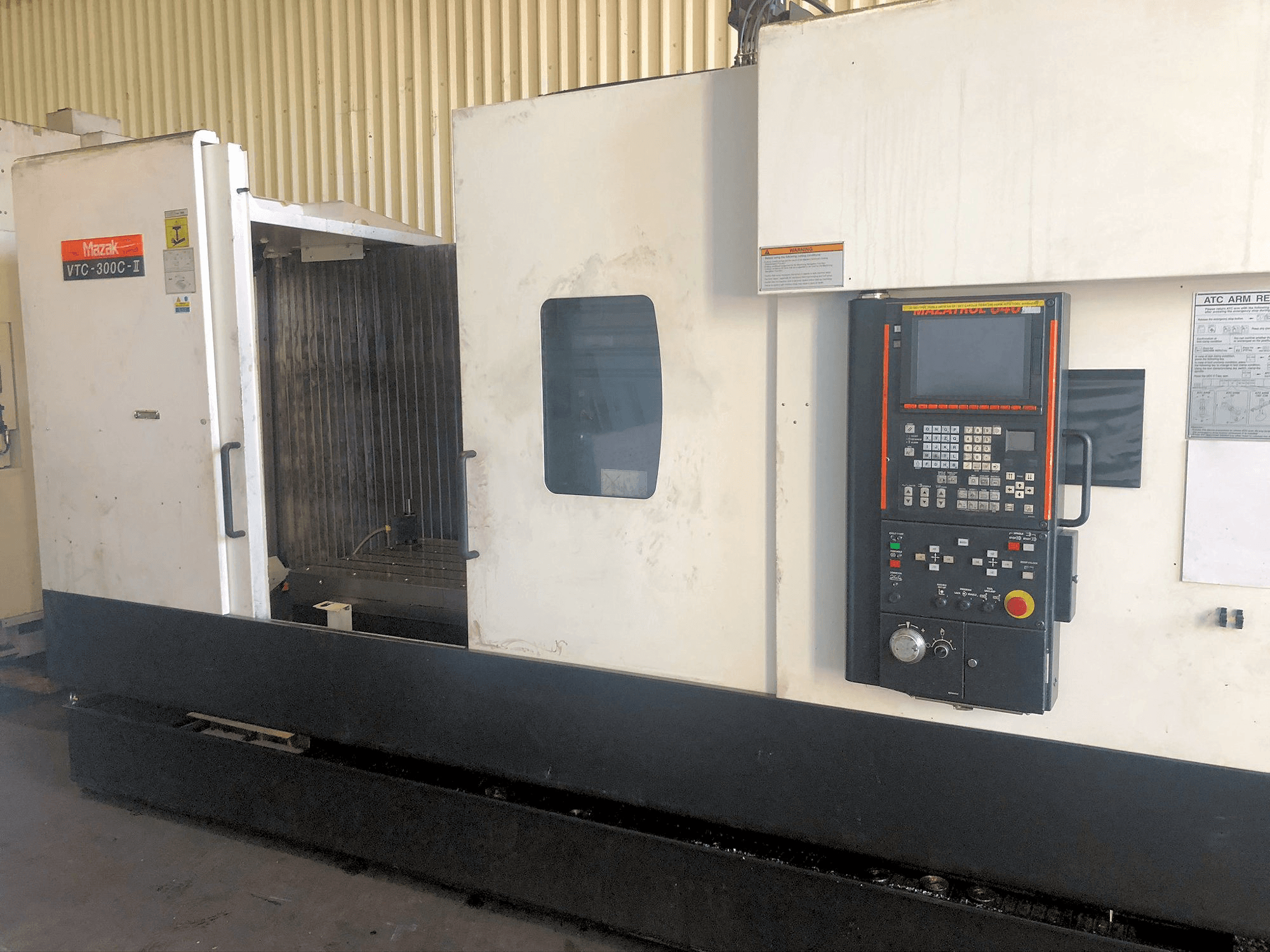 Vista frontale della macchina Mazak VTC-300C-II