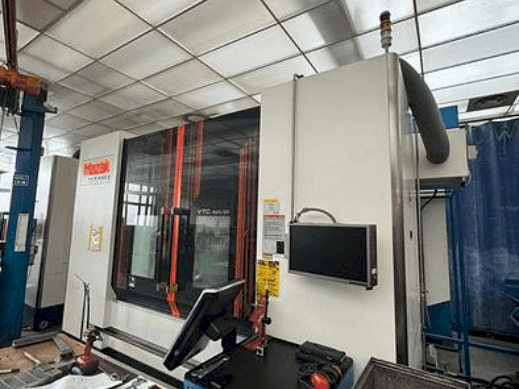 Vista frontale della macchina Mazak VTC 820/20