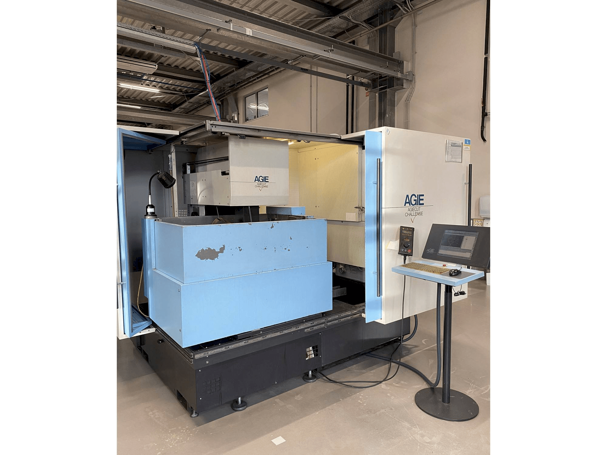 Vista frontale della macchina AGIE AGIECUT VERTEX 3