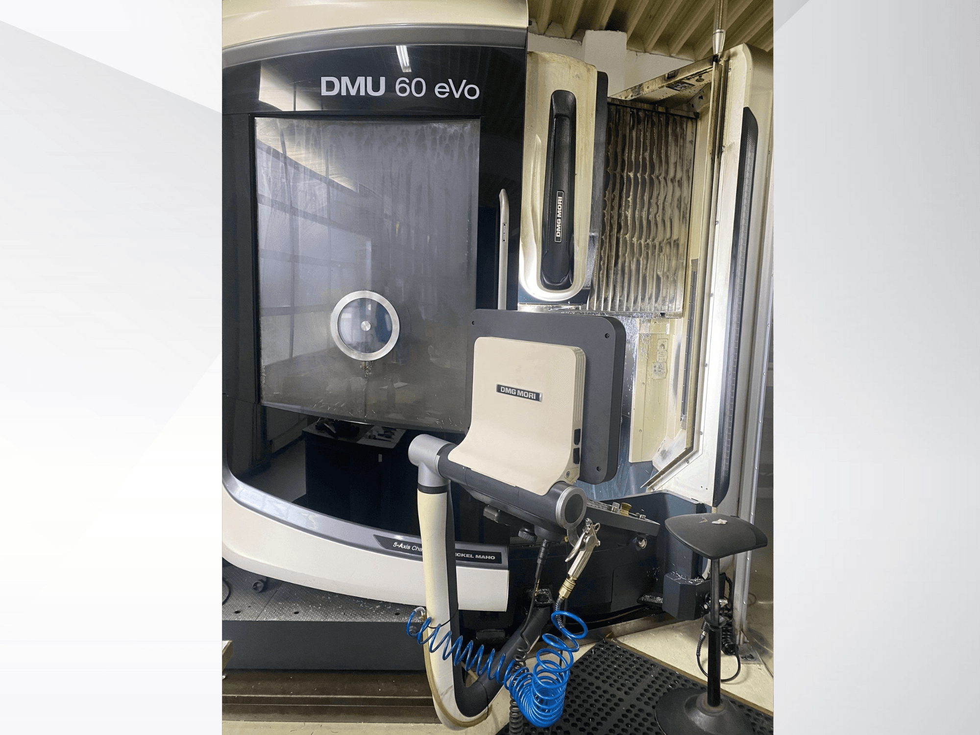 Fresatrice CNC DMU 60 eVo, vista frontale, con pannello di controllo e utensili, ideale per lavorazioni di precisione.