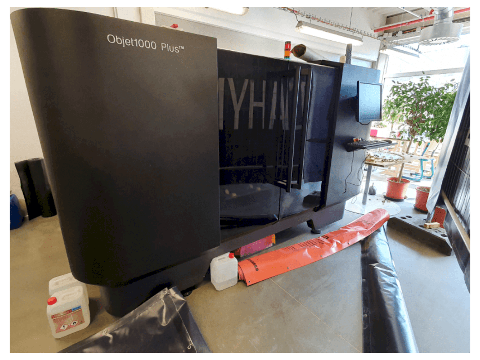 Vista frontale della macchina Stratasys Objet 1000 Plus