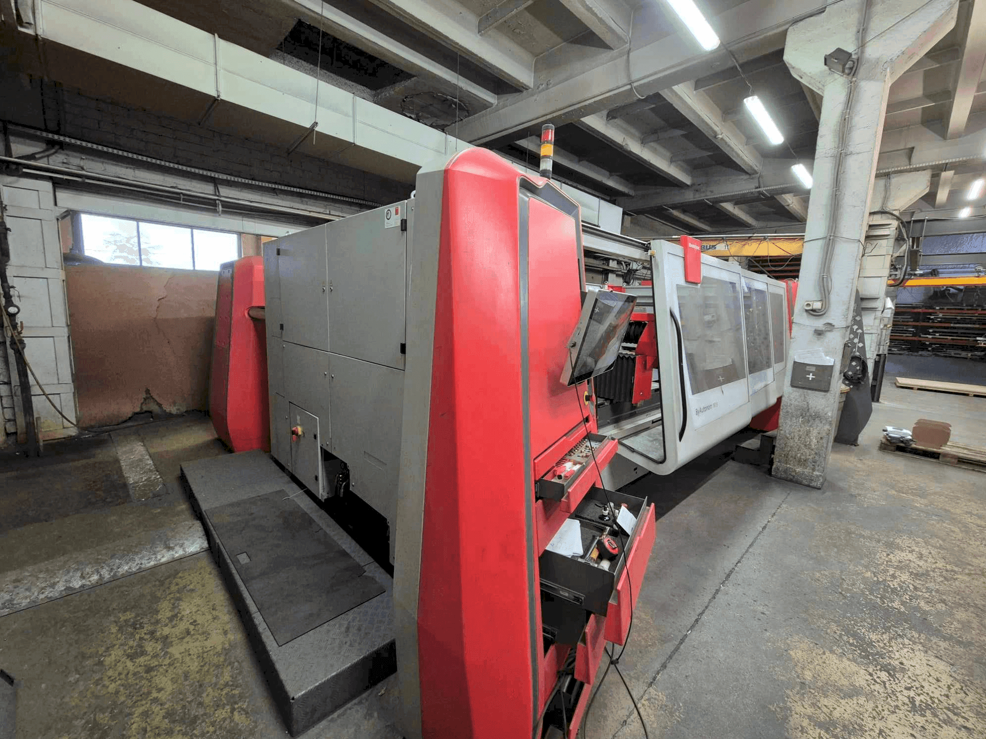 Vista frontale della macchina Bystronic ByAutonom 3015