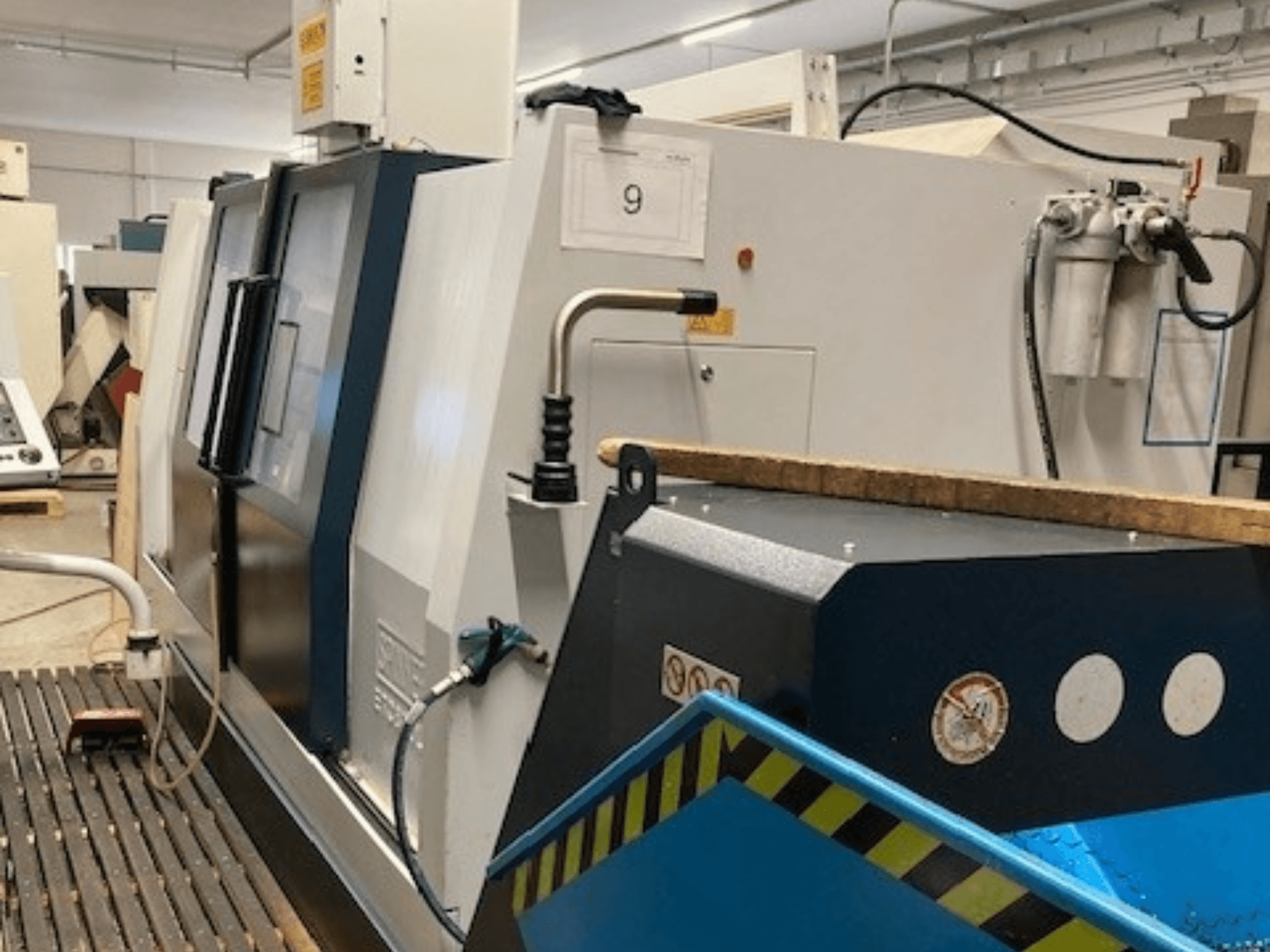 Tornio orizzontale SPINNER TC800L 110 visto di lato, con il pannello di controllo e le funzioni di sicurezza.