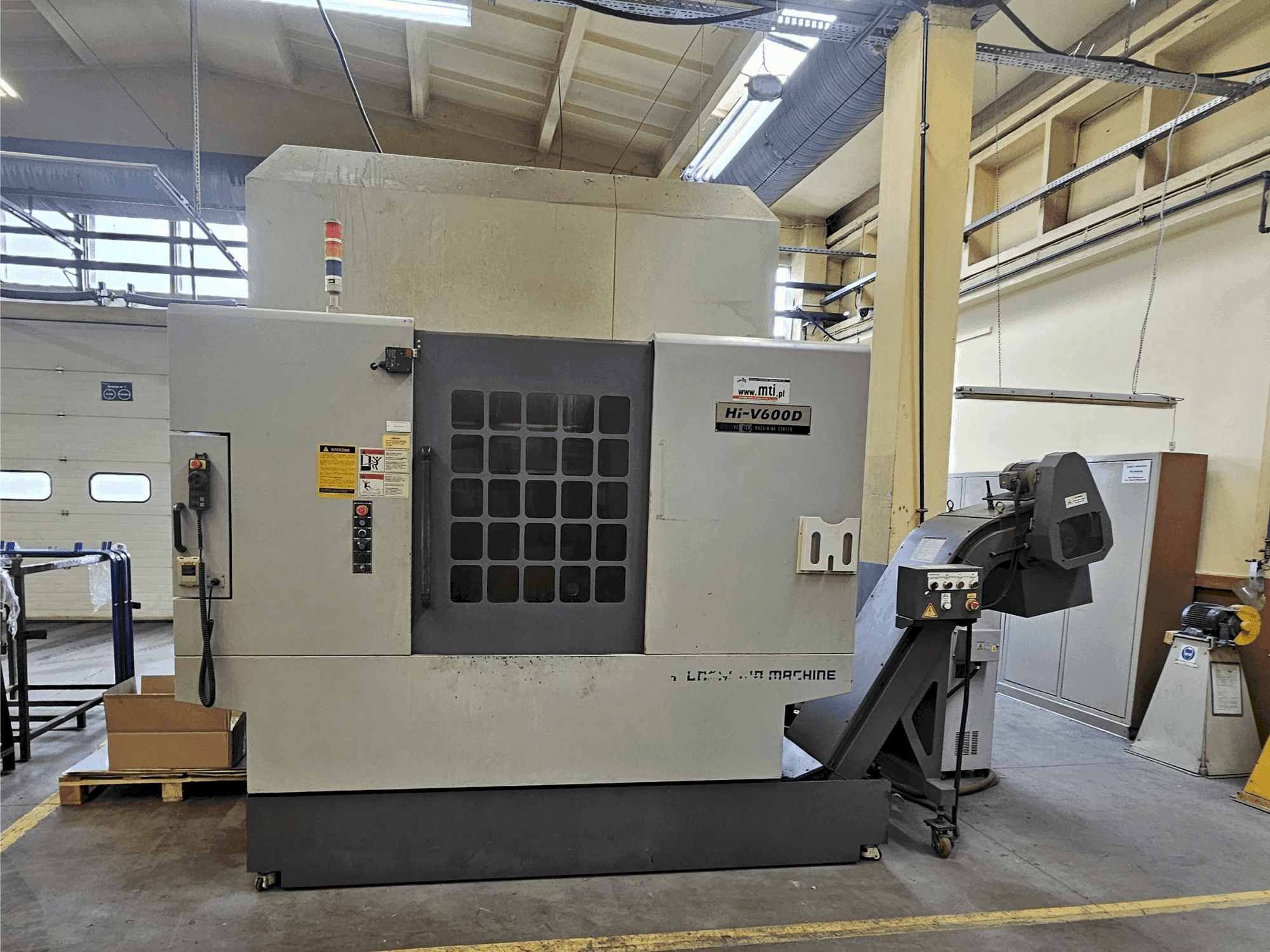 Vista frontale della macchina HYUNDAI KIA Hi-V600D