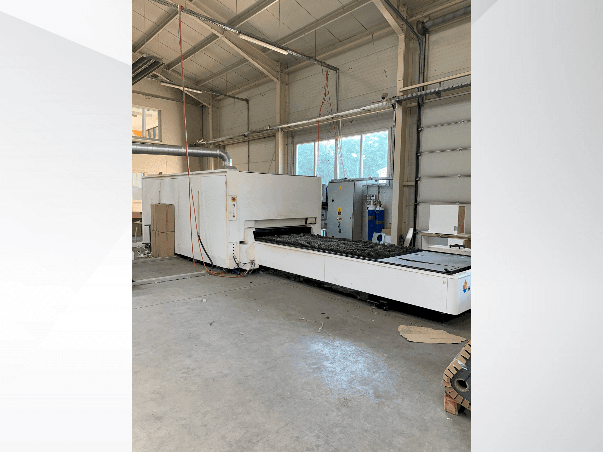 Vista frontale della macchina Bodor P3015