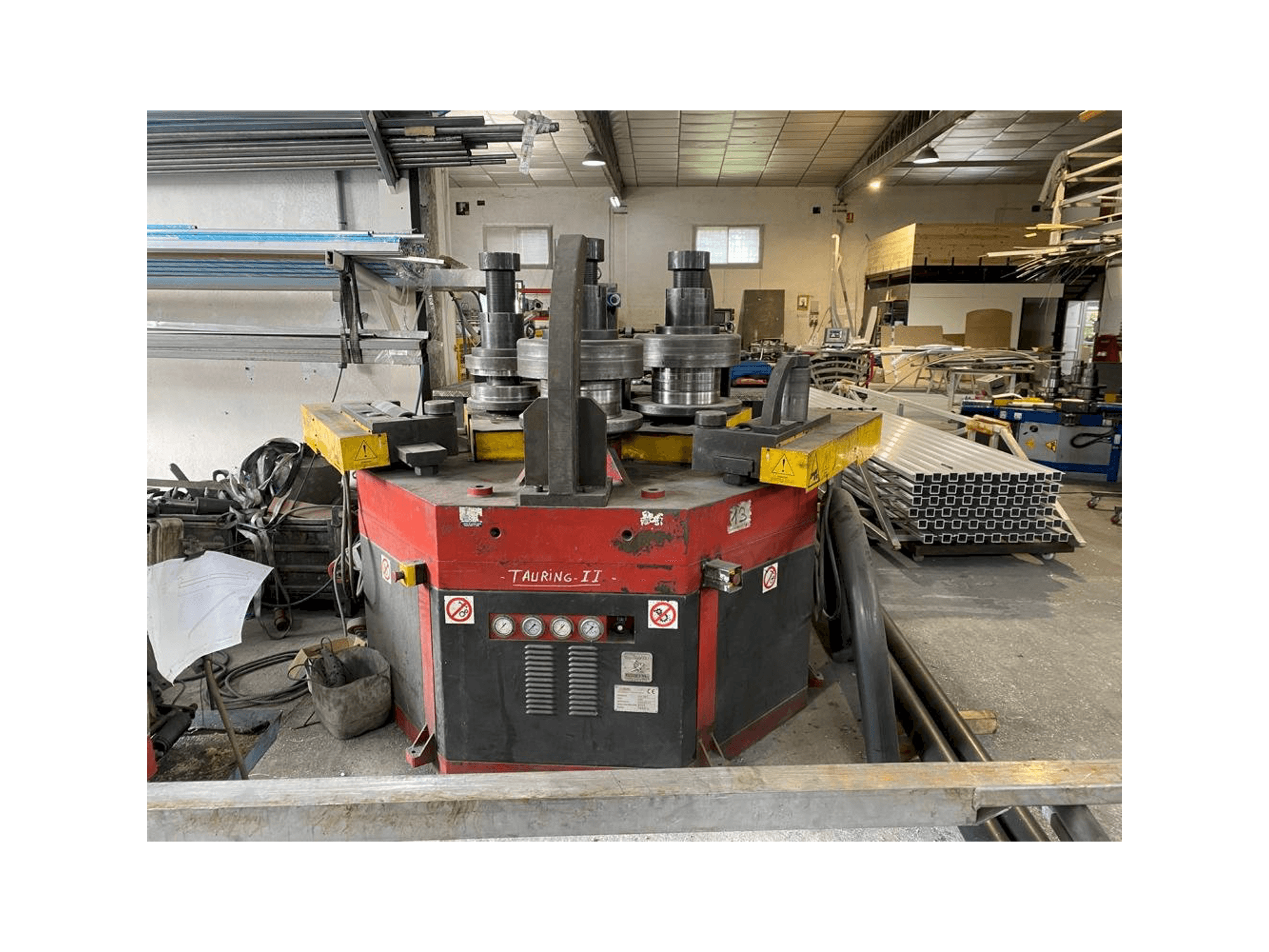 Vista frontale della macchina Tauring Alfa 200