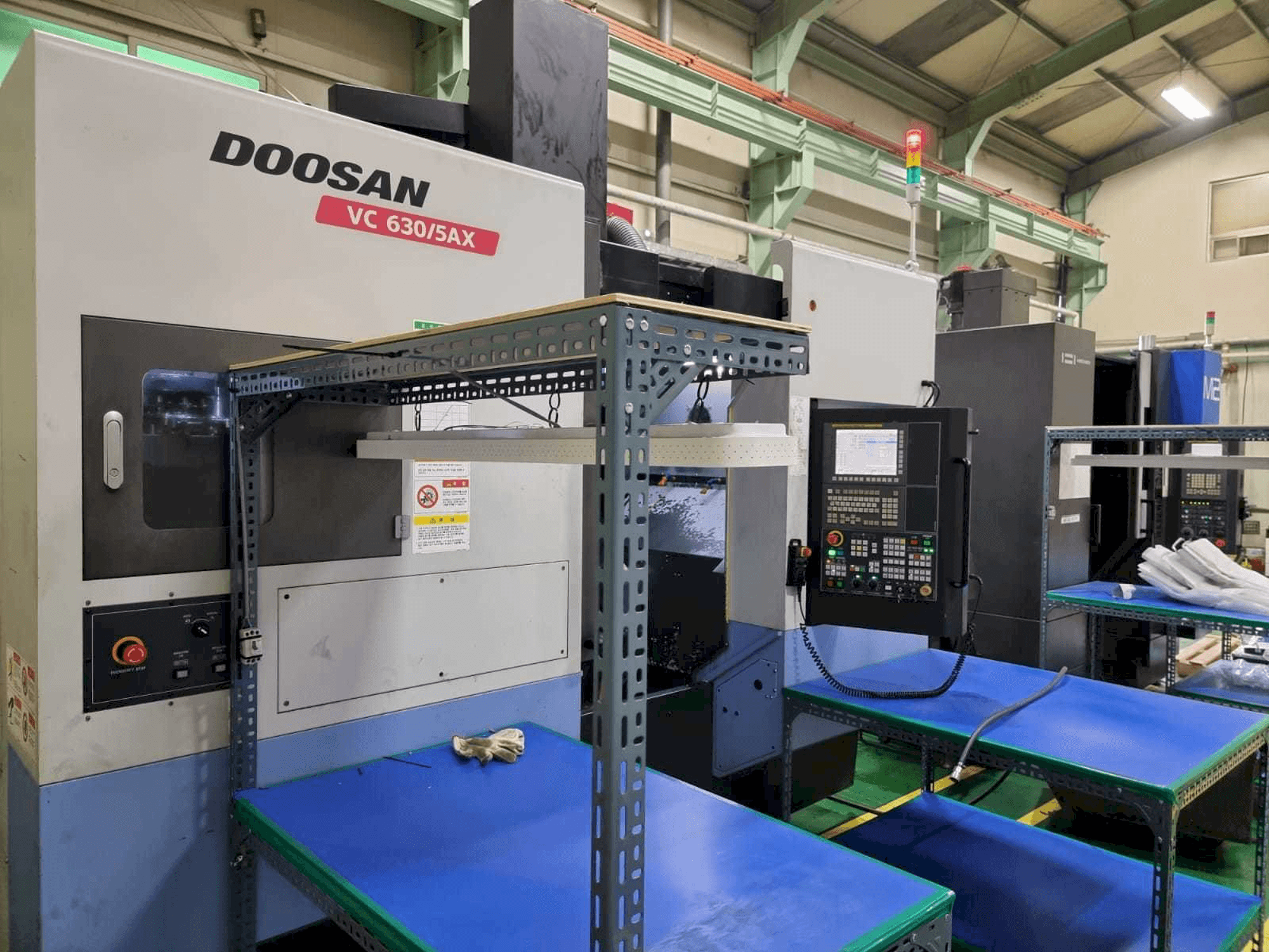 Vista frontale della macchina Doosan VC630/5AX