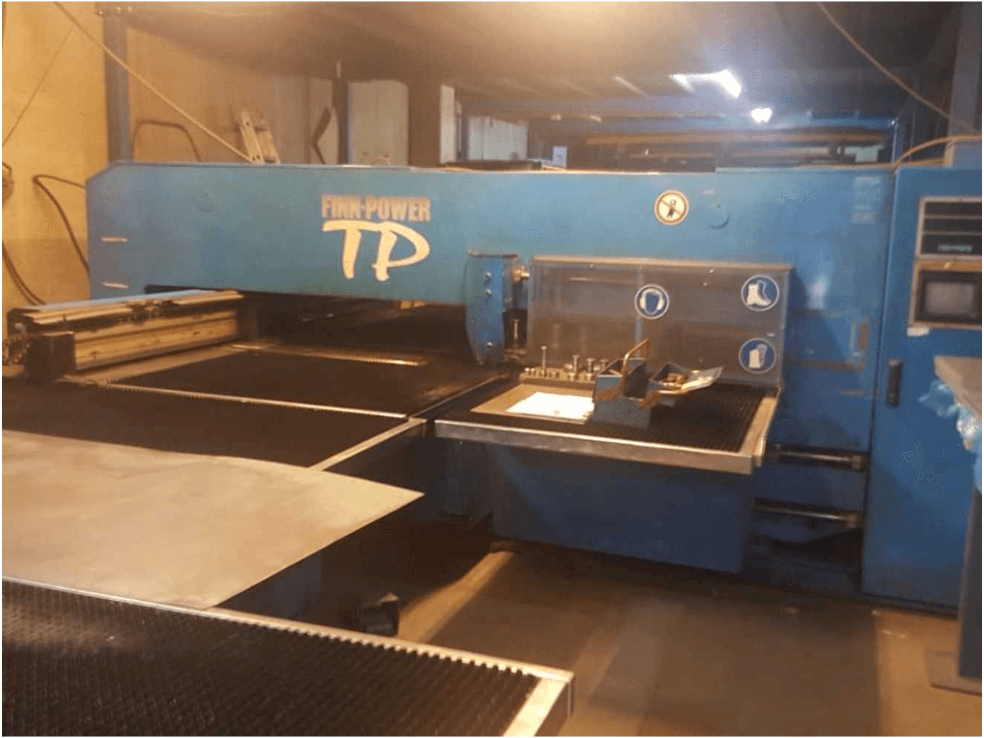 Vista frontale della macchina Finn-Power TP2520B1/AM