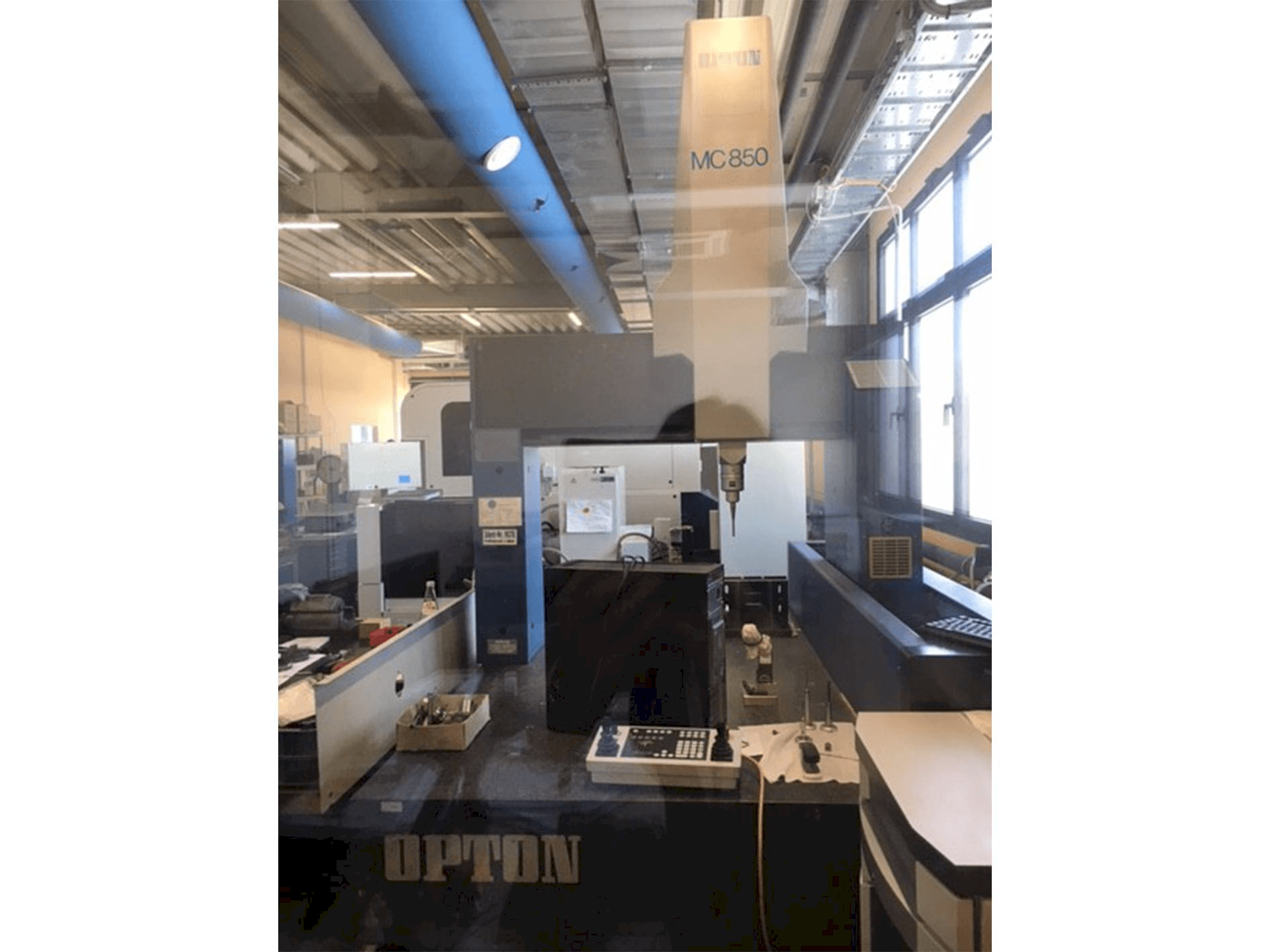 Vista frontale della macchina ZEISS Opton MC 850