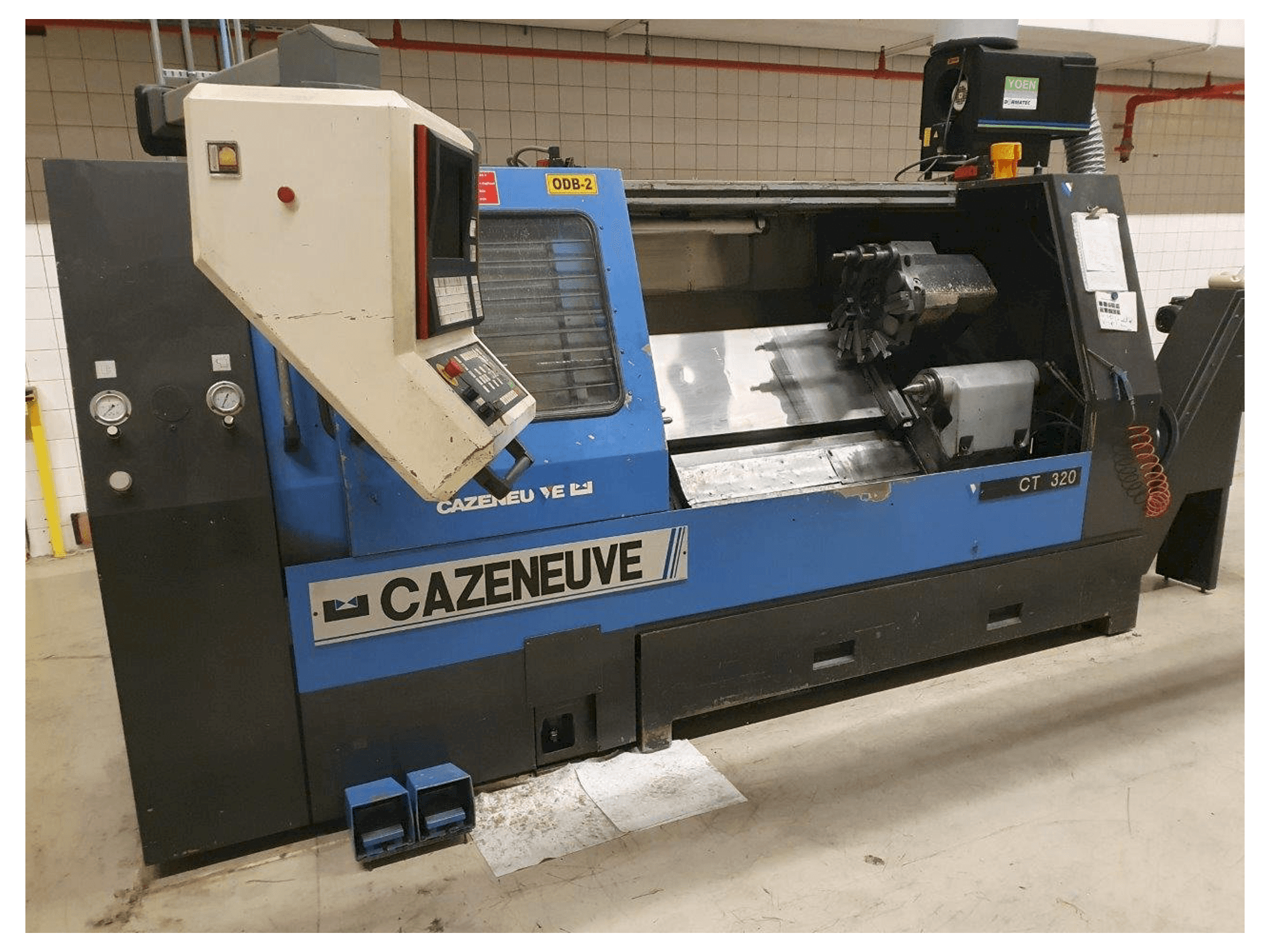 Vista frontale della macchina CAZENEUVE CT320
