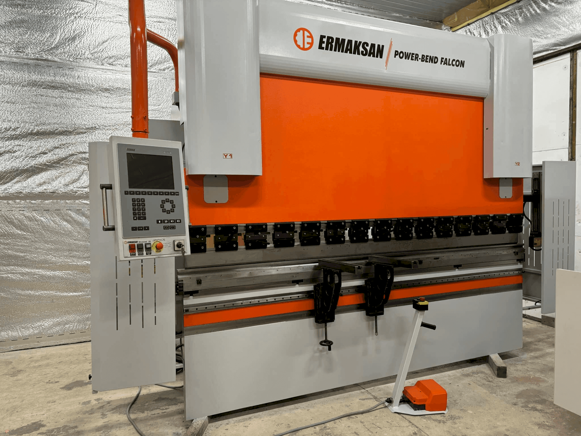 Vista frontale della macchina ERMAKSAN POWER-BEND FALCON 3100X175