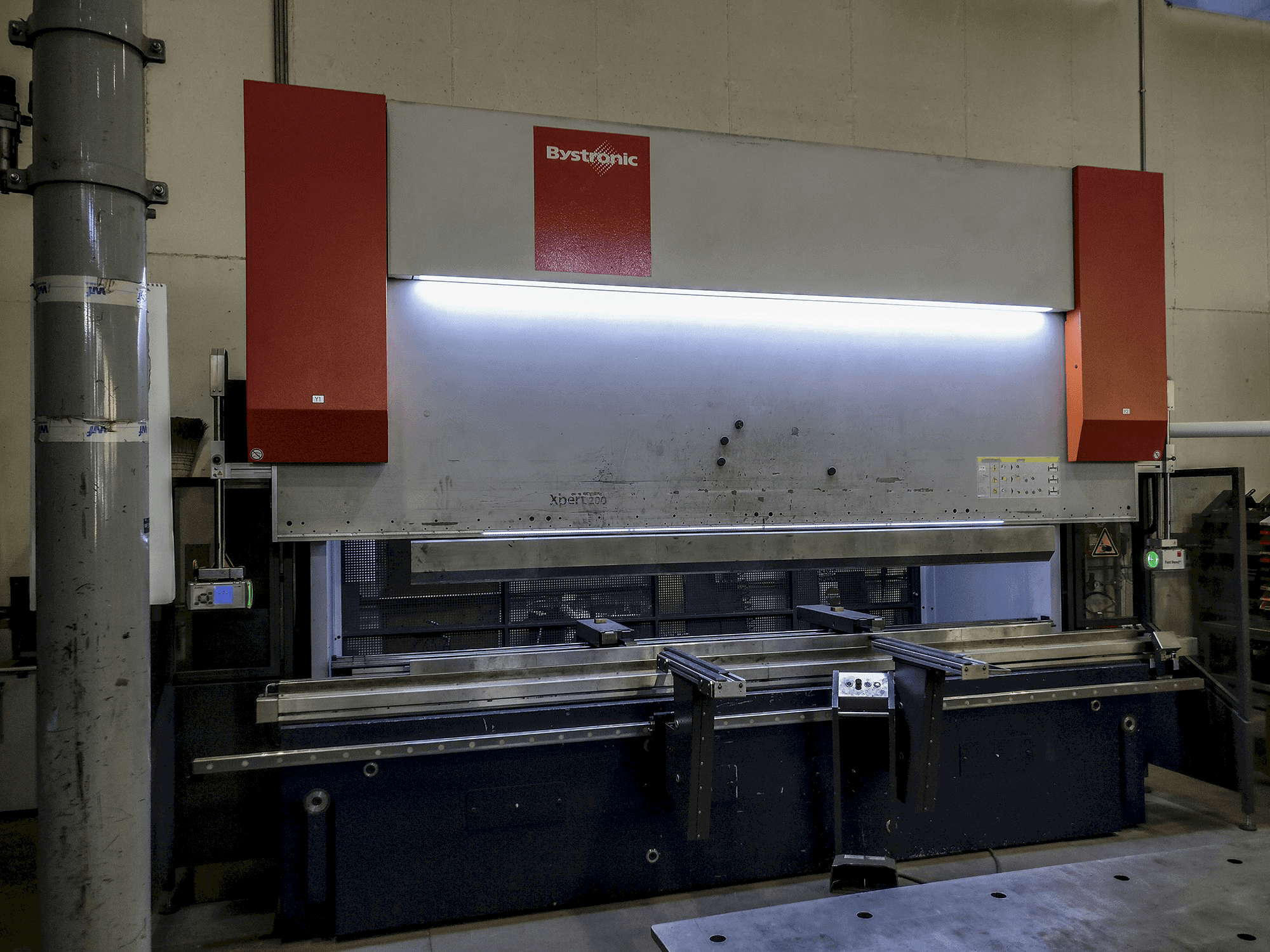 Vista frontale della macchina Bystronic Xpert 200x4100