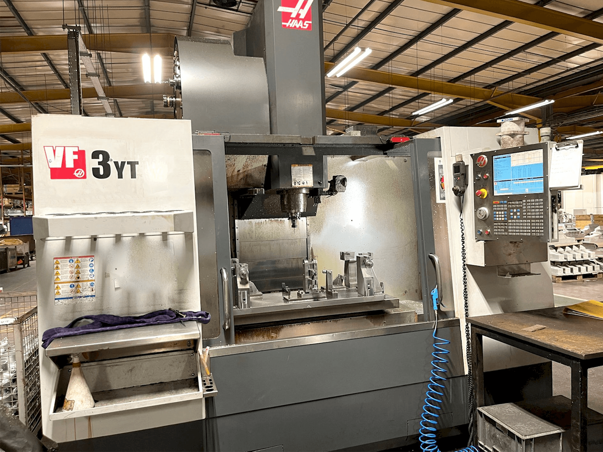 Vista frontale della macchina HAAS VF-3YT/50