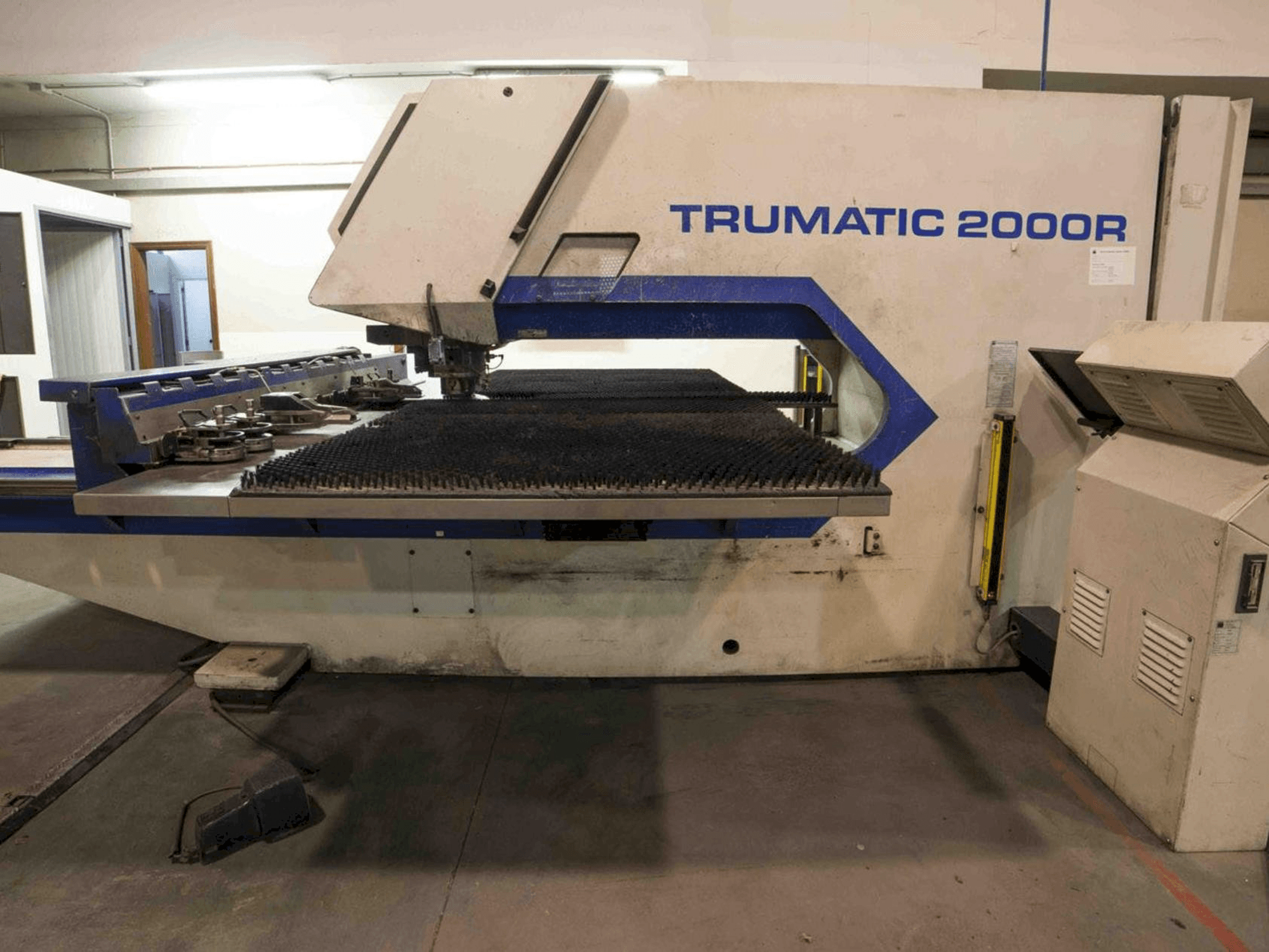 Vista frontale della macchina Trumpf Trumatic 2000R