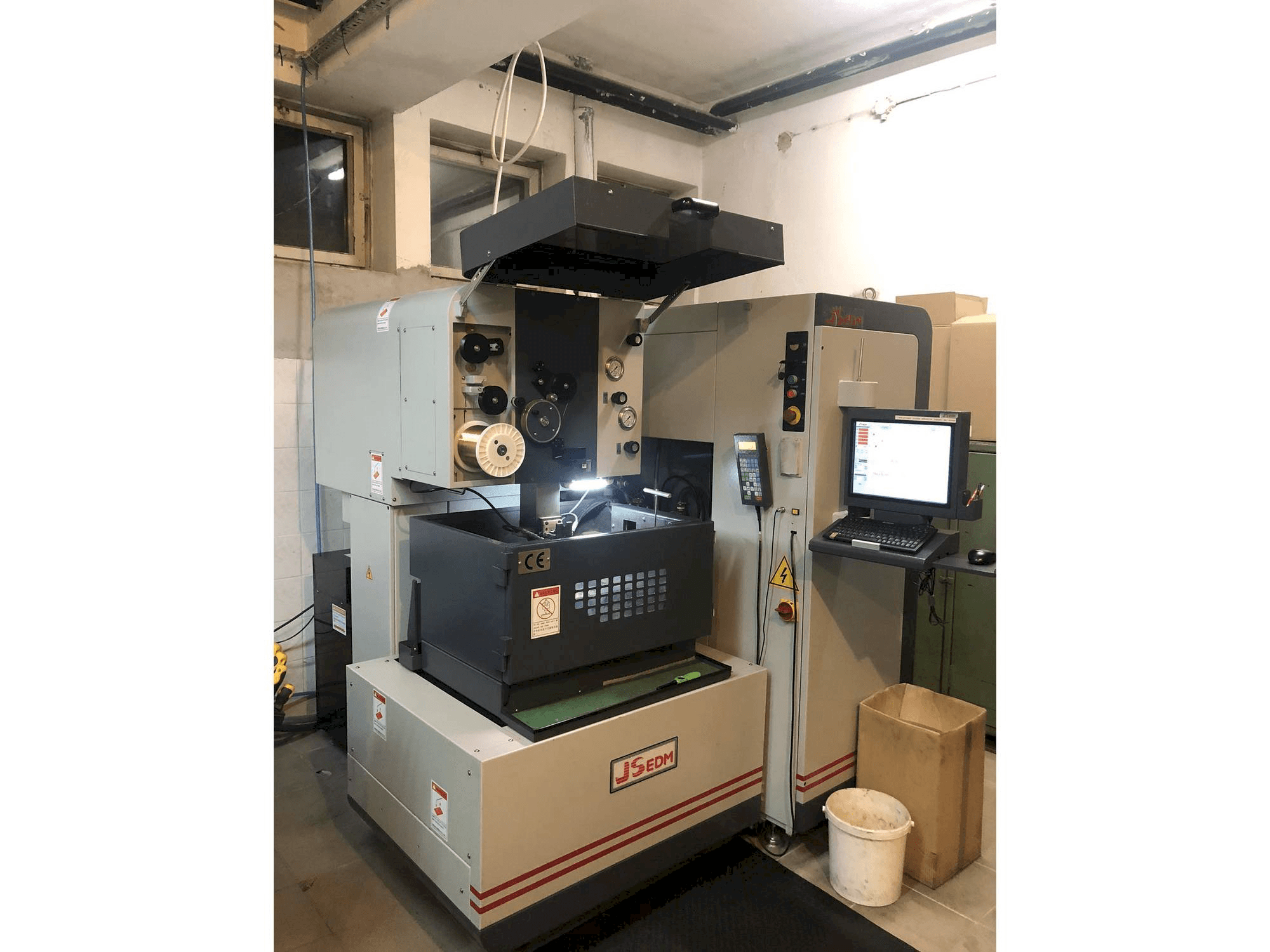 Vista frontale della macchina JS EDM Wi-200s