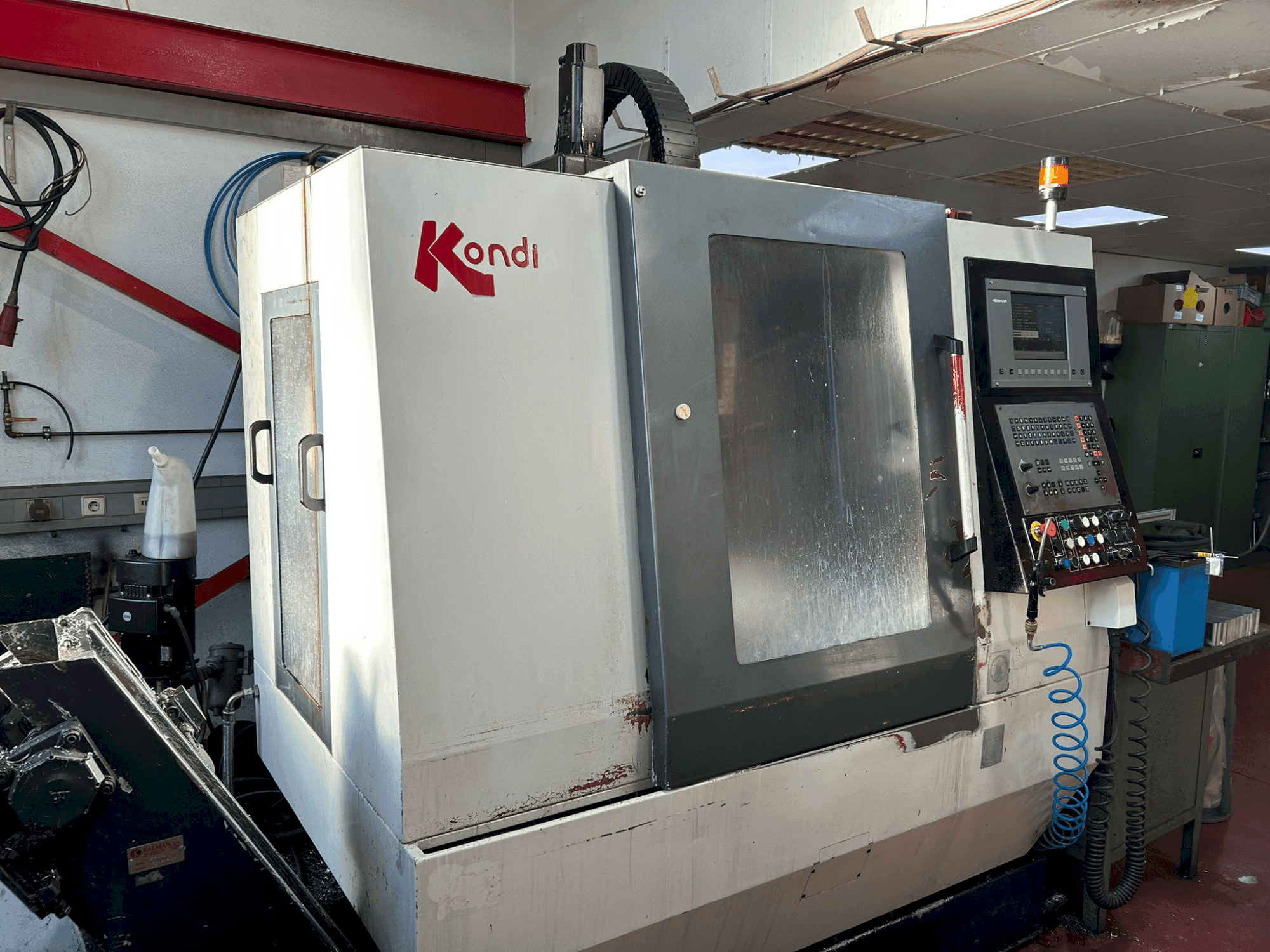 Vista frontale della macchina KONDIA B-640