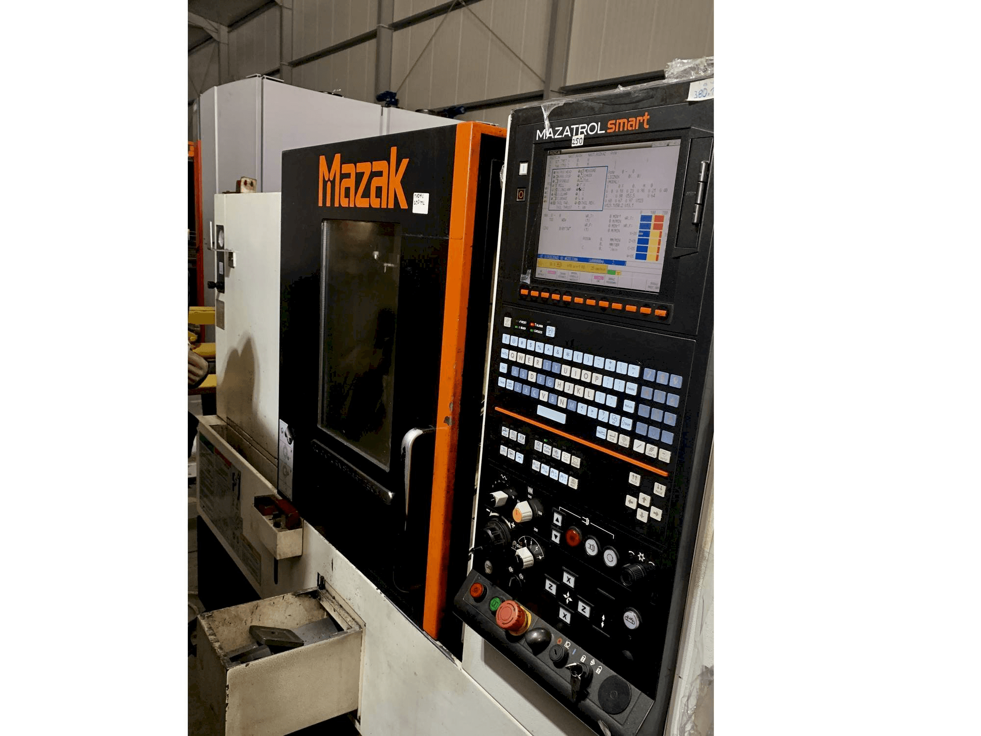 Vista frontale della macchina Mazak QUICK TURN SMART 250 M L