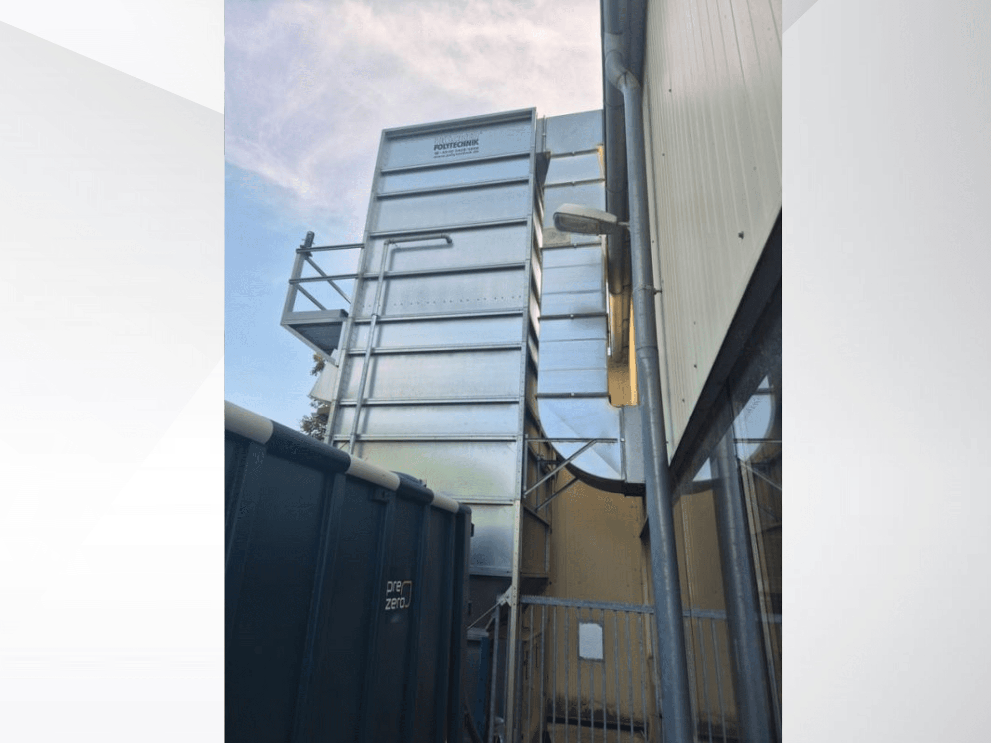 Polytechnick MultiStar JP5 BrikStar c-3 18 di HOCKER, vista laterale che mostra la struttura metallica e la canalizzazione contro il cielo.