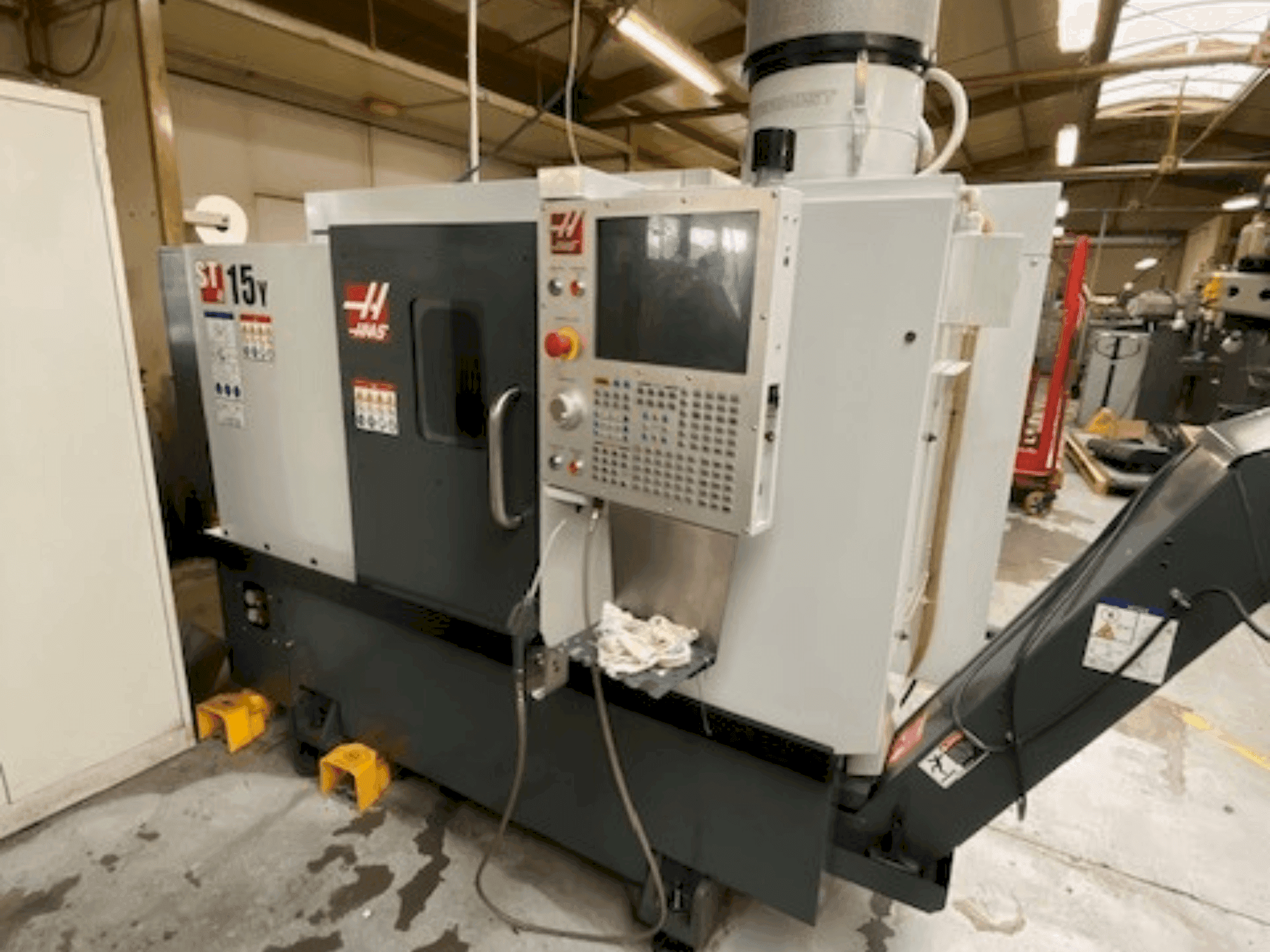 Vista frontale della macchina HAAS ST-15Y