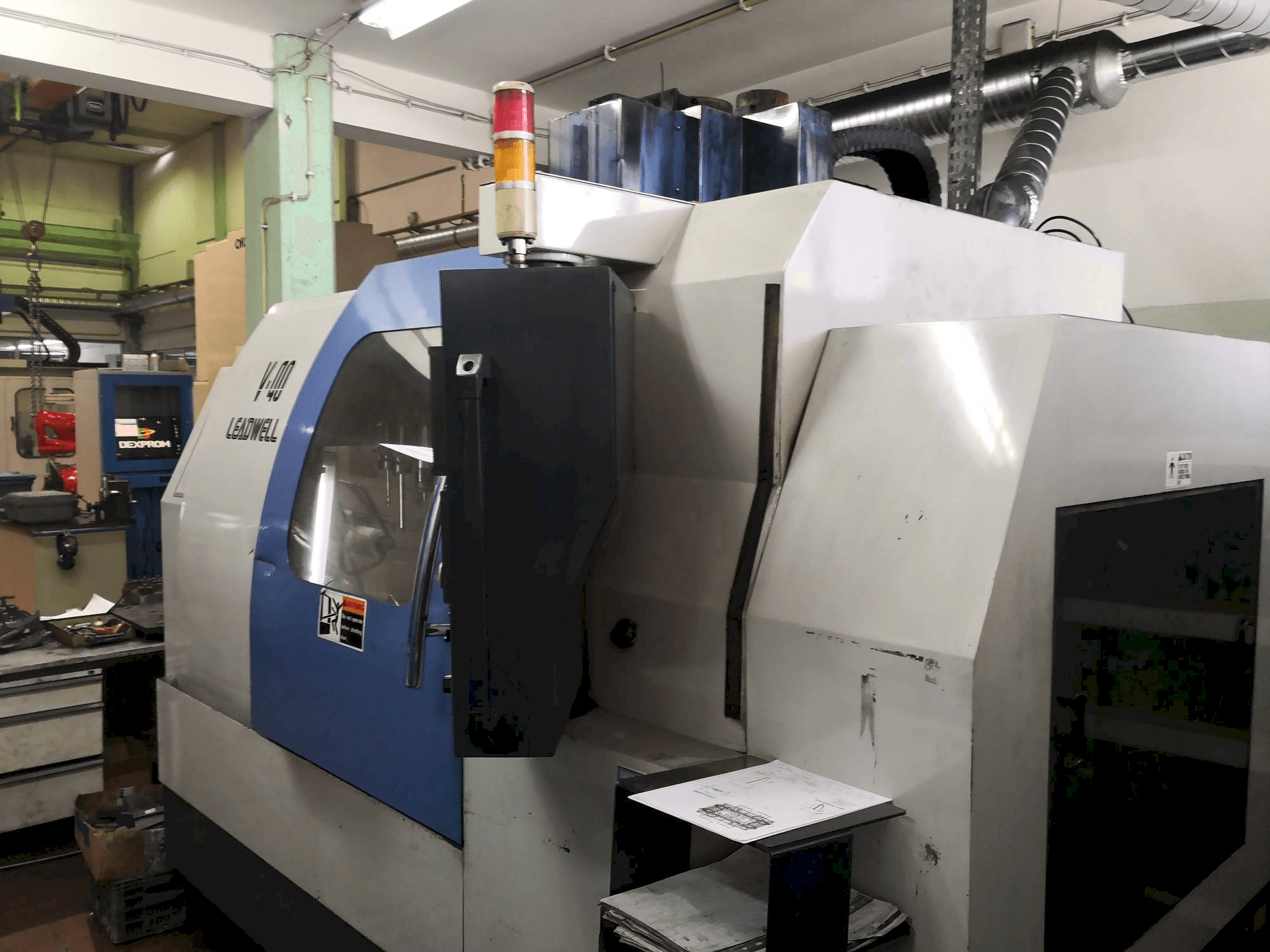 Vista frontale della macchina Leadwell V-40