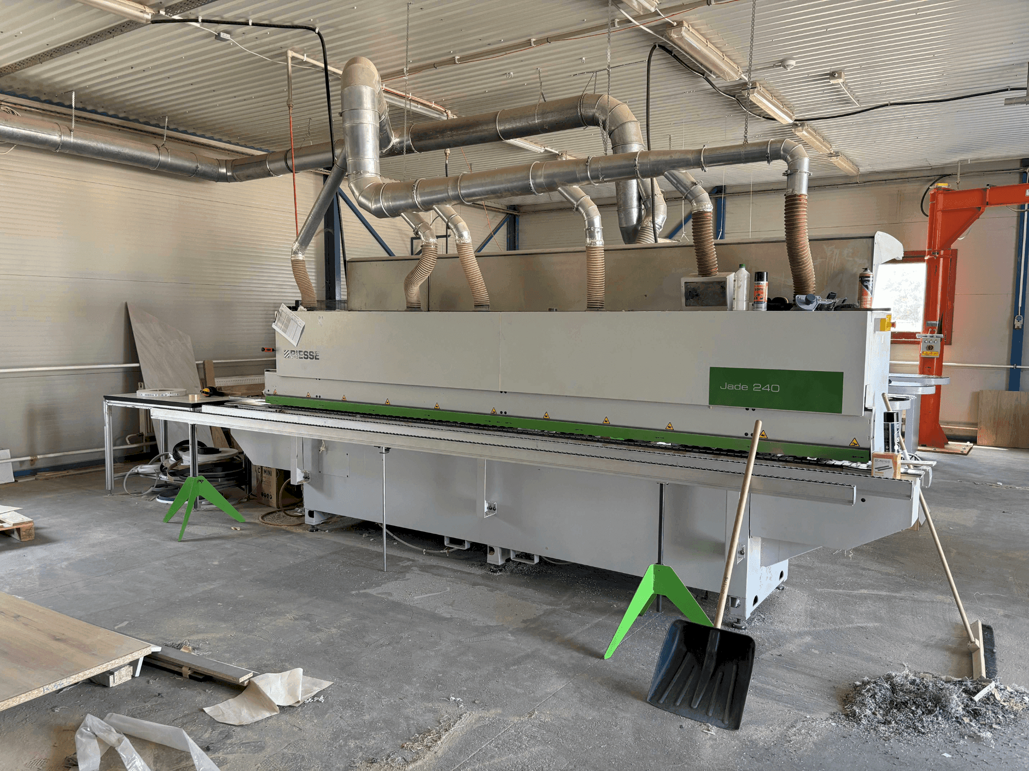 Vista frontale della macchina BIESSE Jade 240