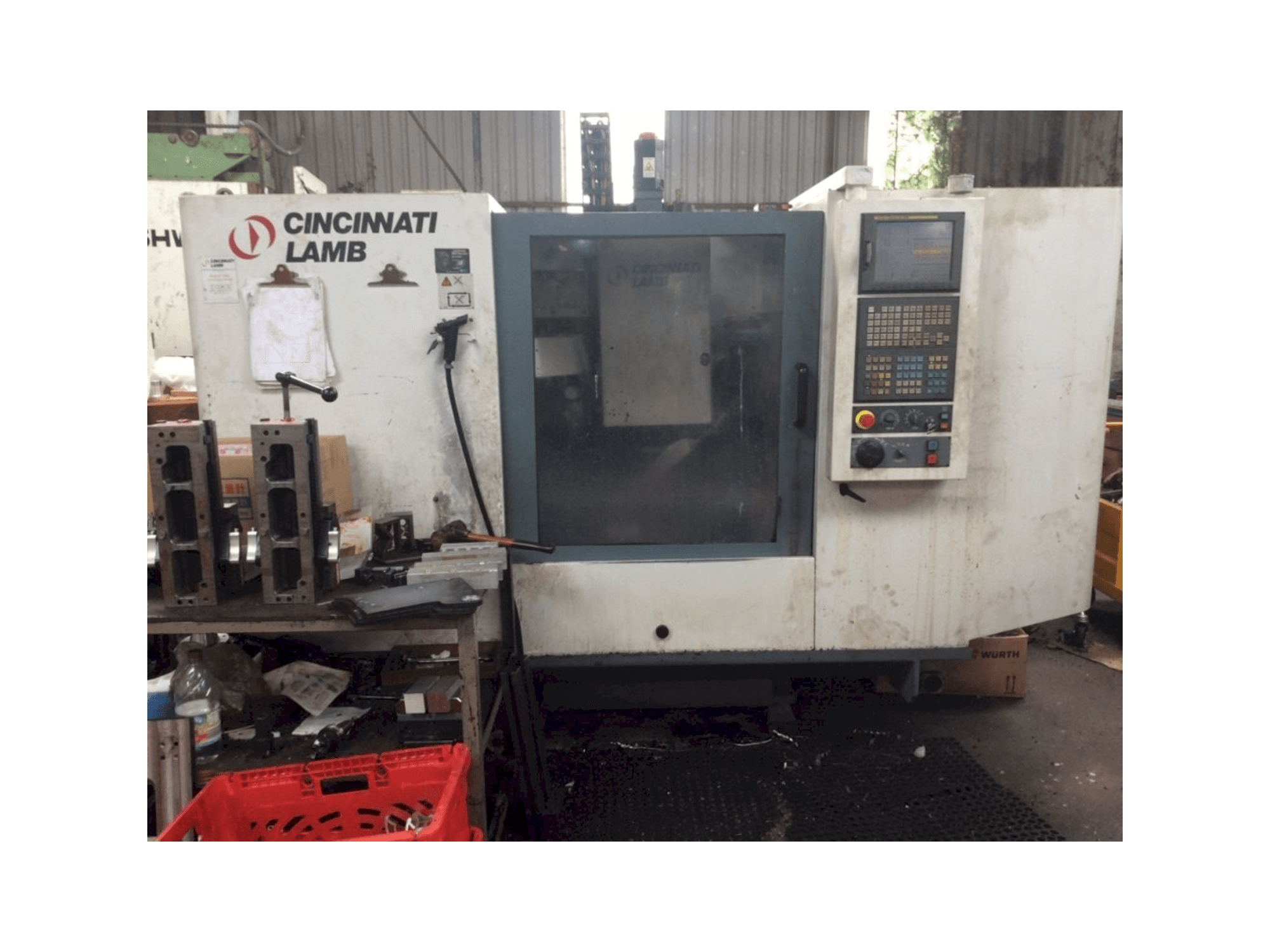 Vista frontale della macchina Cincinnati Lamb VCnC 760