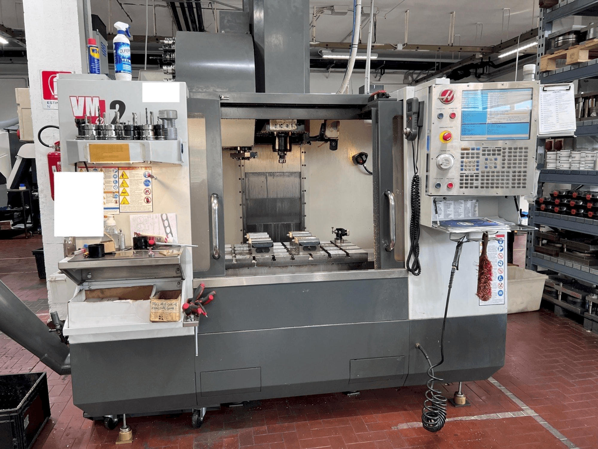 Vista frontale della macchina HAAS VM2