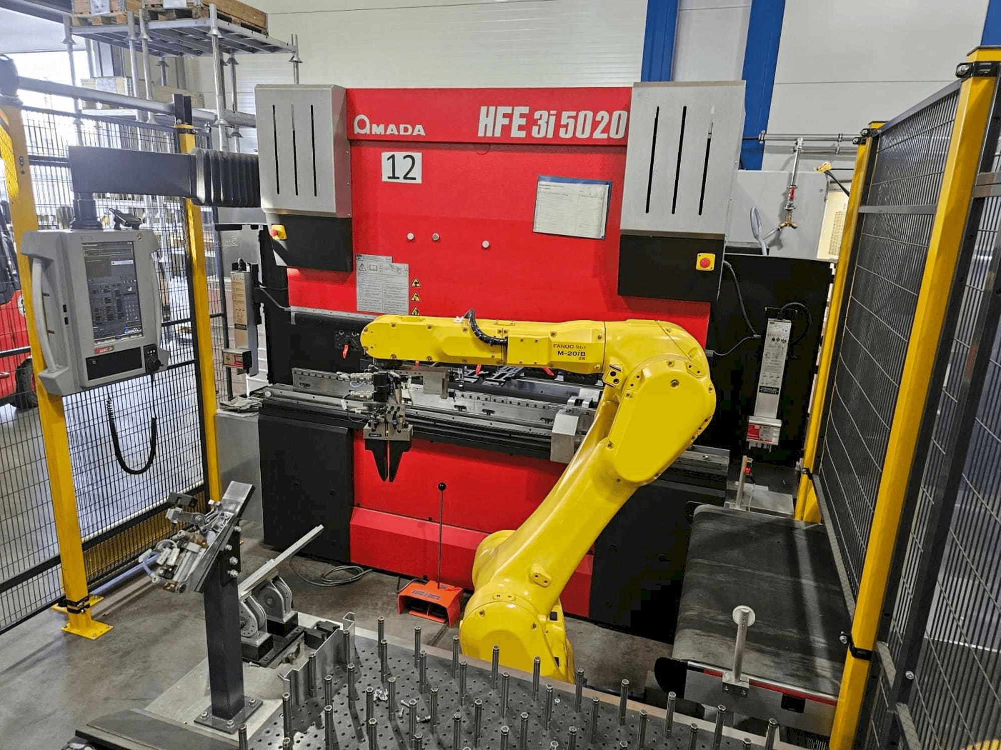 Vista frontale della macchina AMADA HFE5020 3i + Robot