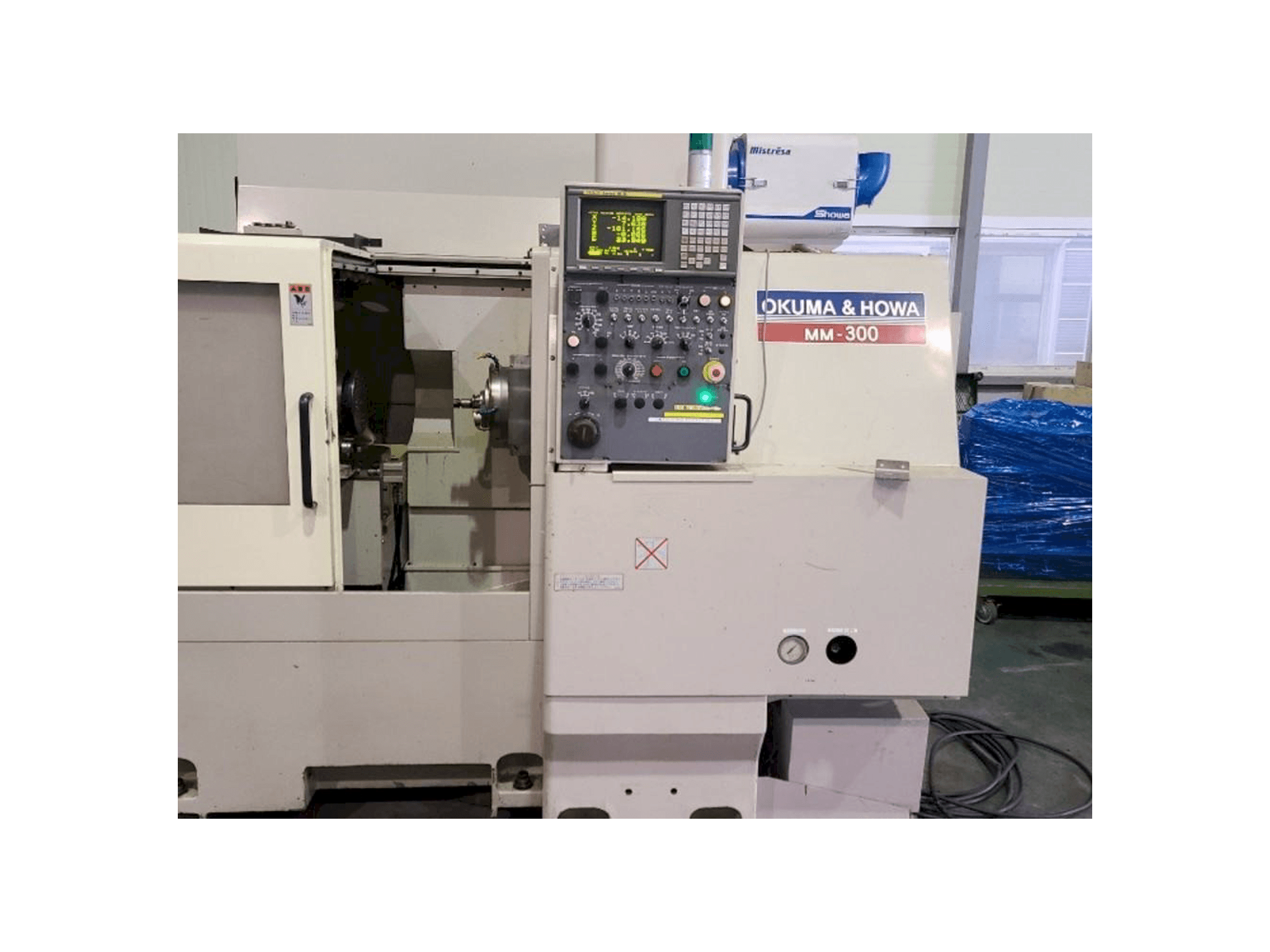 Vista frontale della macchina OKUMA&HOWA MM-300
