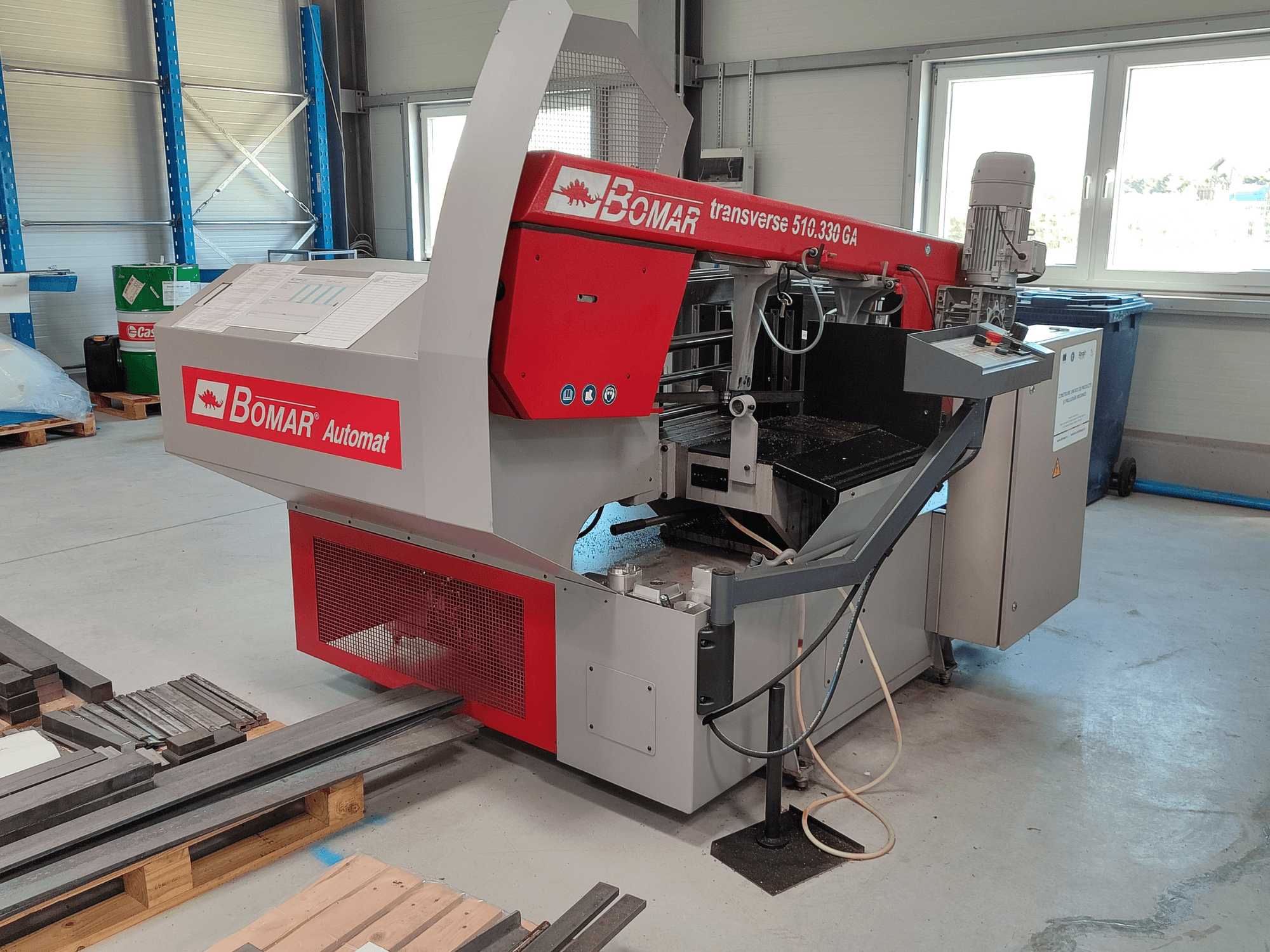 BOMAR Automat trasversale 510.330 GA, vista laterale della macchina per il taglio dei metalli con pannello di controllo e raccoglitore di segatura.