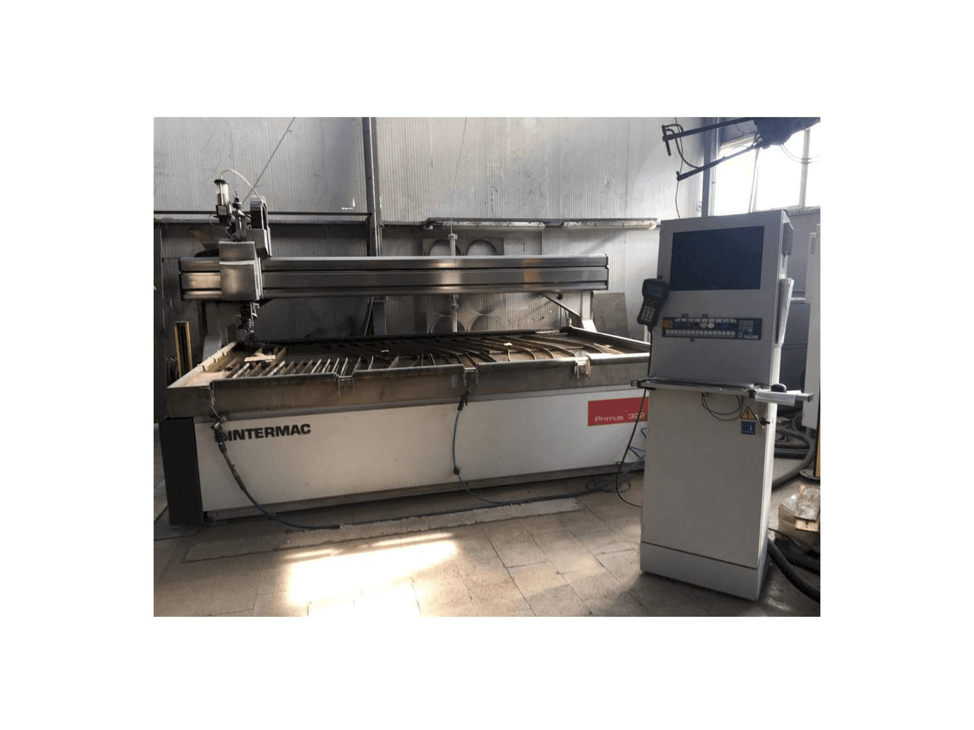 Vista frontale della macchina Intermac primus 322