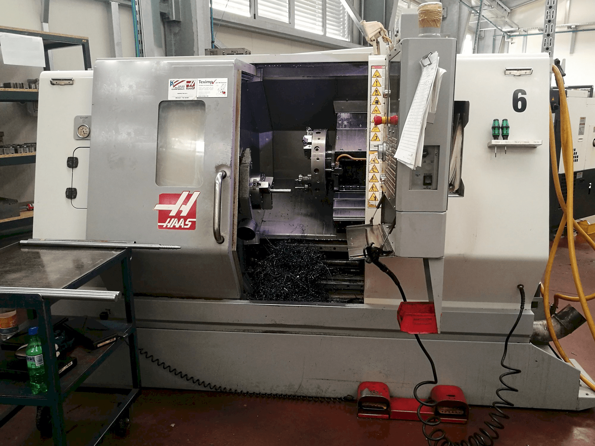 Vista frontale della macchina HAAS SL-20THE