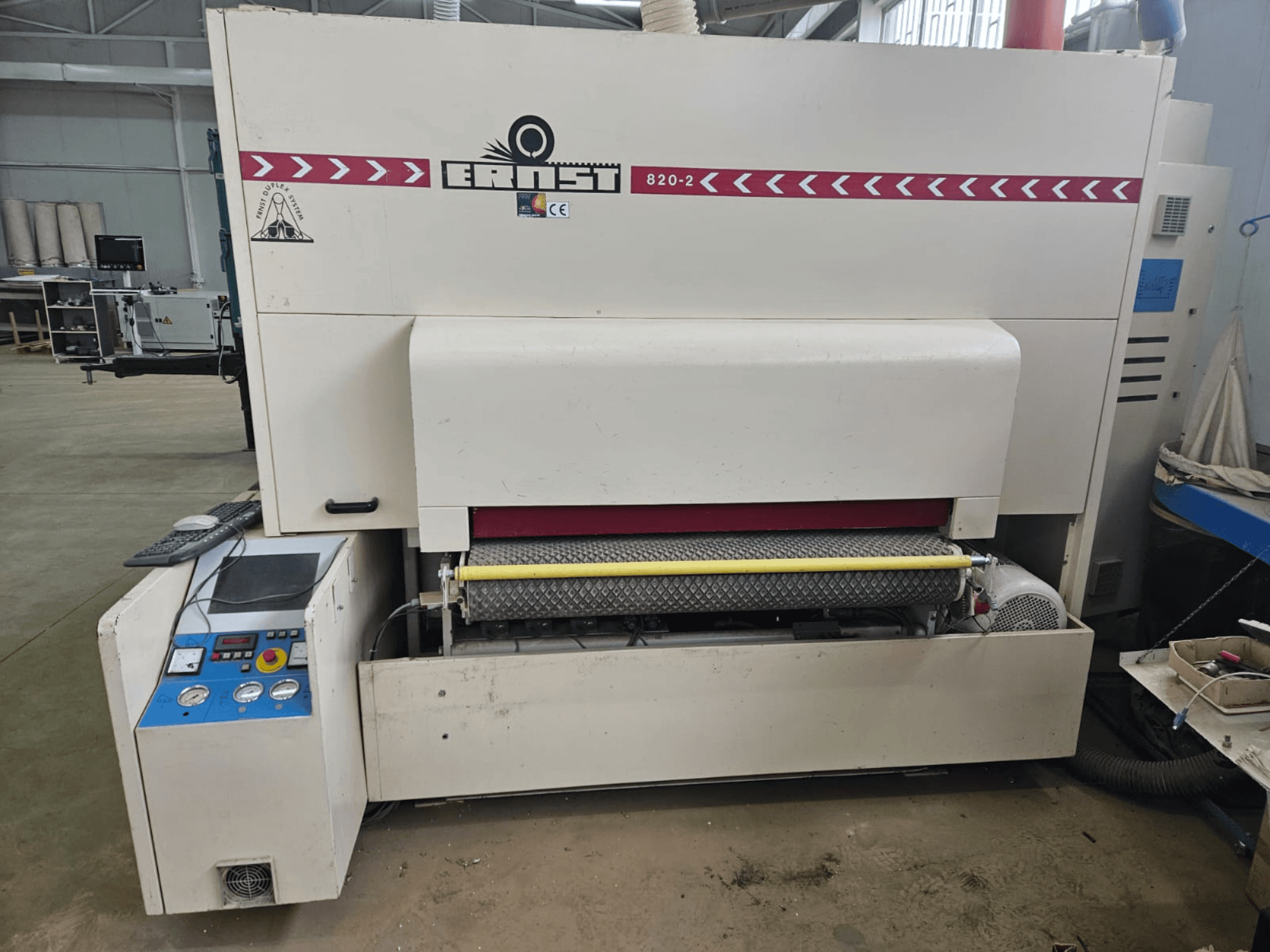 Macchina per la lavorazione del legno Ernst 820-2, vista frontale, con pannello di controllo e rullo giallo sull'alimentazione.