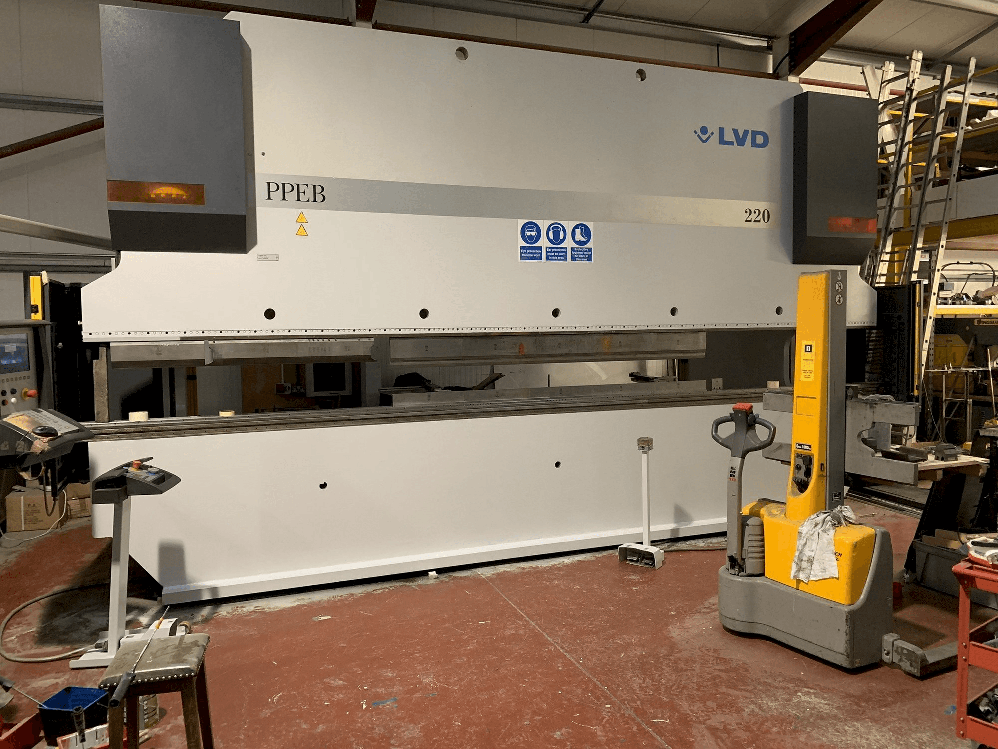 Vista frontale della macchina LVD PPEB 220/6100